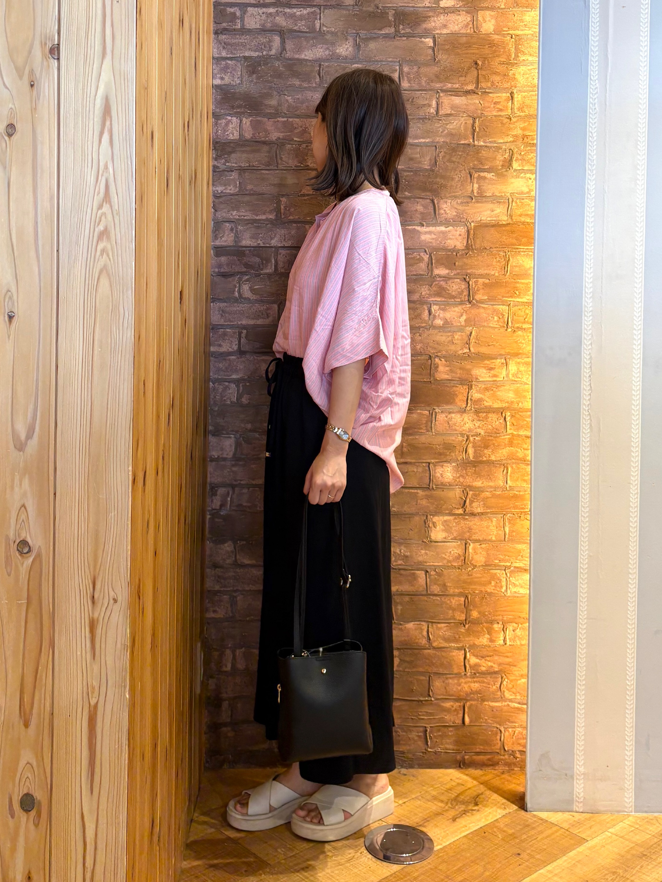 mieさんの「SHOO･LA･RUE｜【洗濯機可/体型カバー】二の腕隠れる ゆるっとドルマンバンドカラーシャツ」を使ったコーディネート