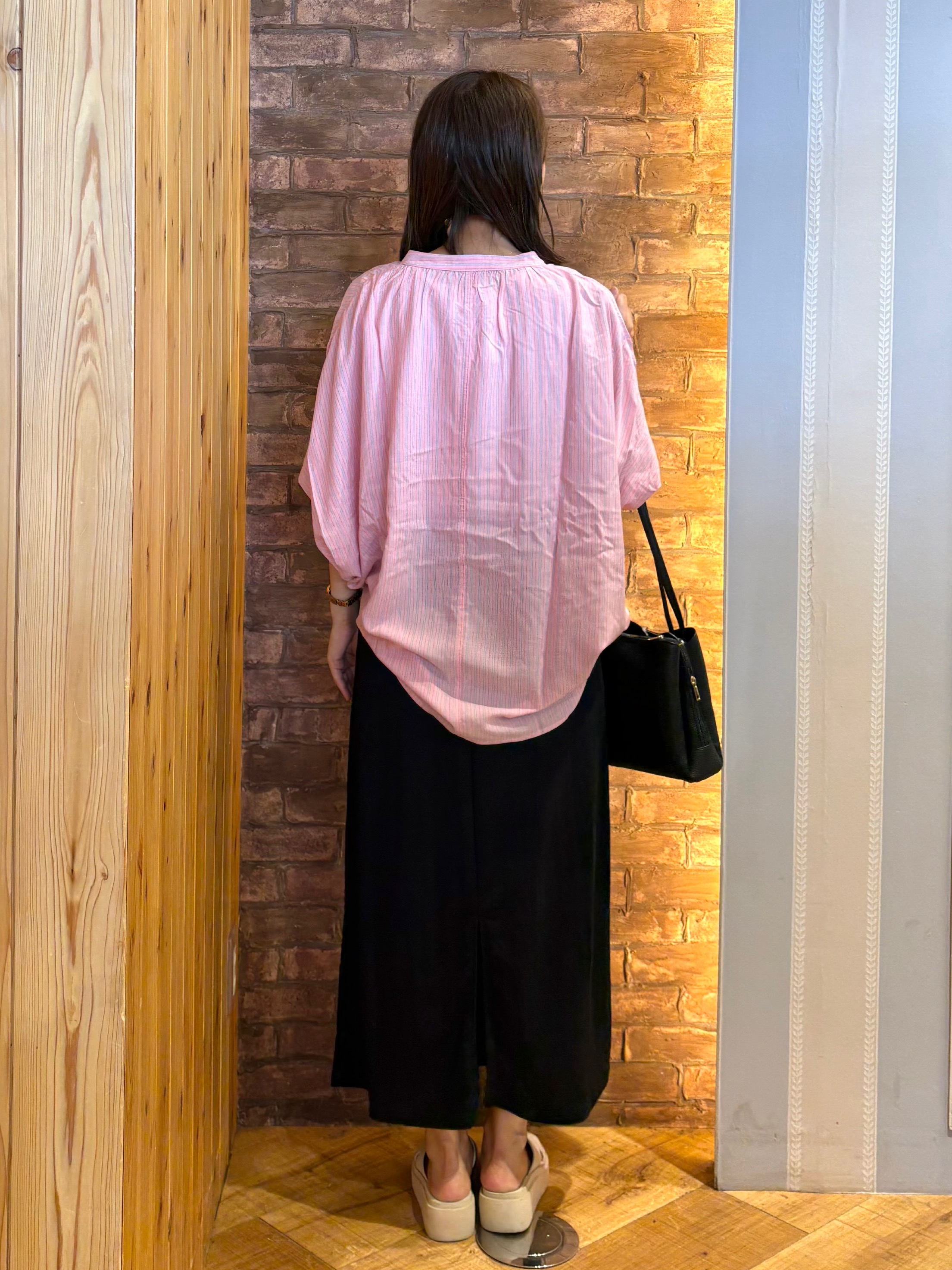 mieさんの「SHOO･LA･RUE｜【洗濯機可/体型カバー】二の腕隠れる ゆるっとドルマンバンドカラーシャツ」を使ったコーディネート