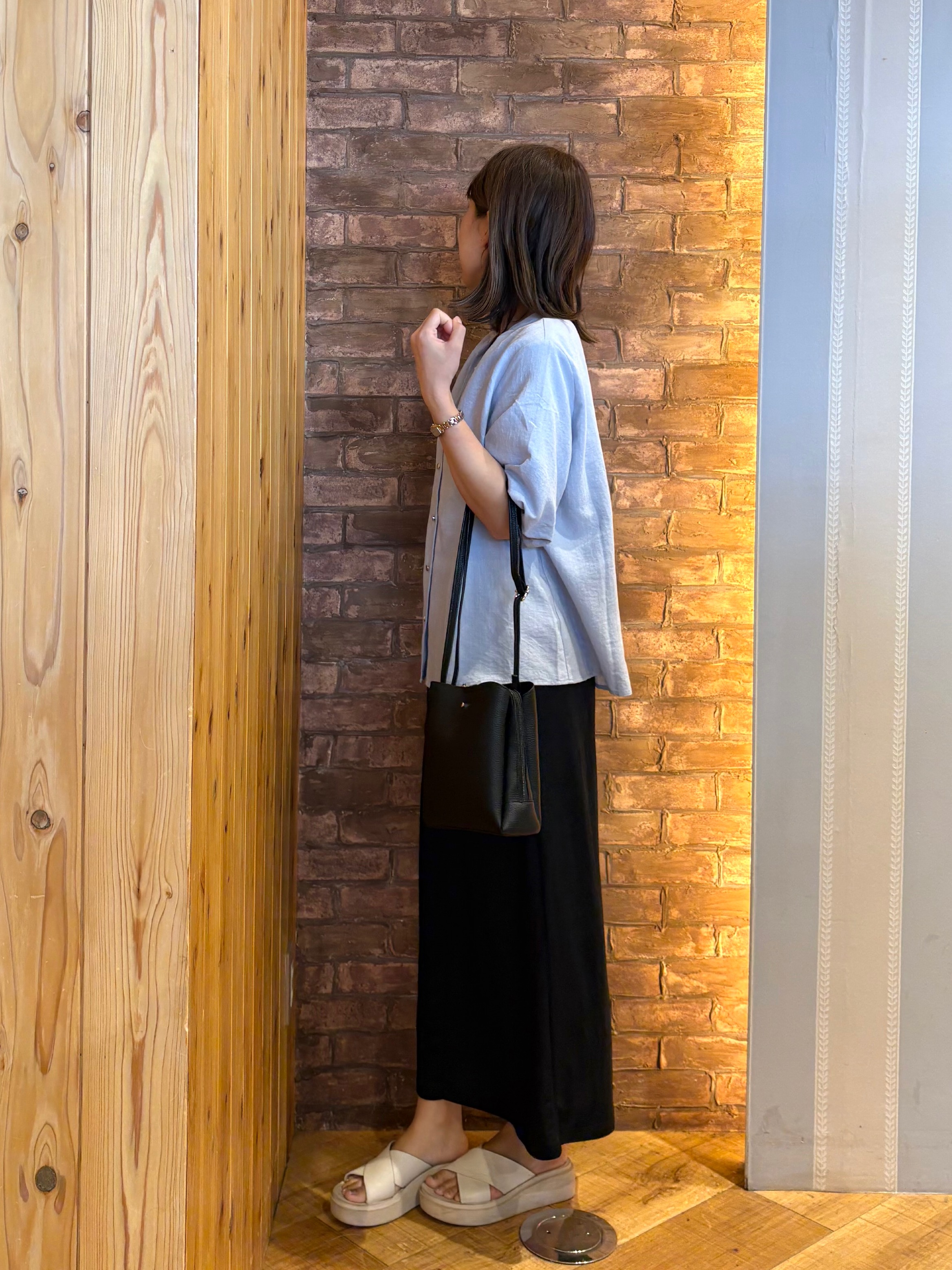 mieさんの「SHOO･LA･RUE｜【洗濯機可】バルーンスリーブで二の腕カバー キーネック5分袖ブラウス」を使ったコーディネート