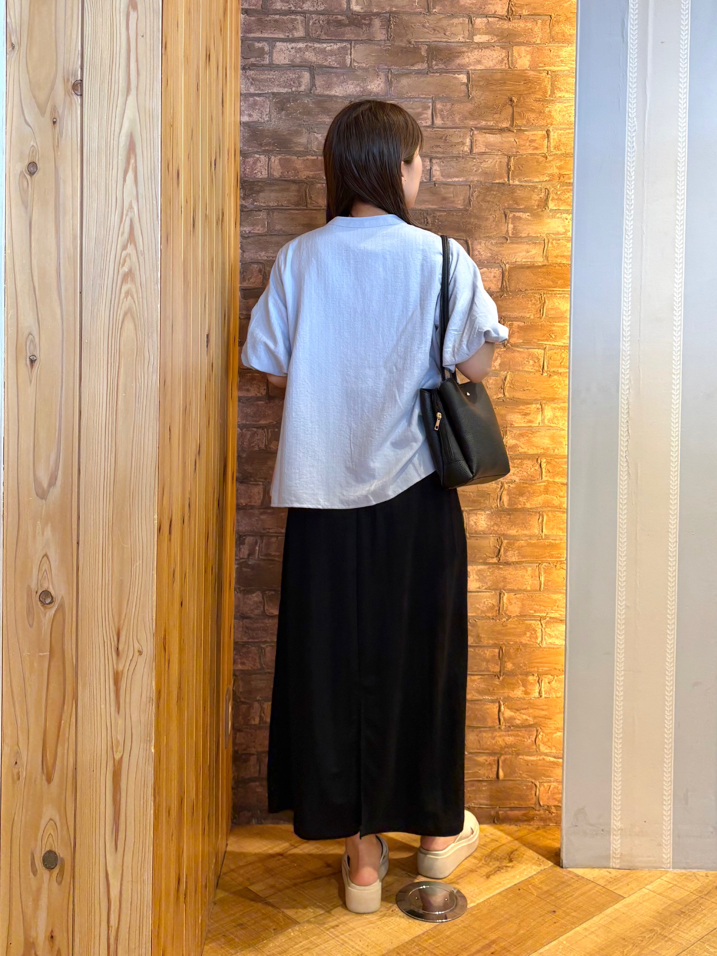 mieさんの「SHOO･LA･RUE｜【洗濯機可】バルーンスリーブで二の腕カバー キーネック5分袖ブラウス」を使ったコーディネート