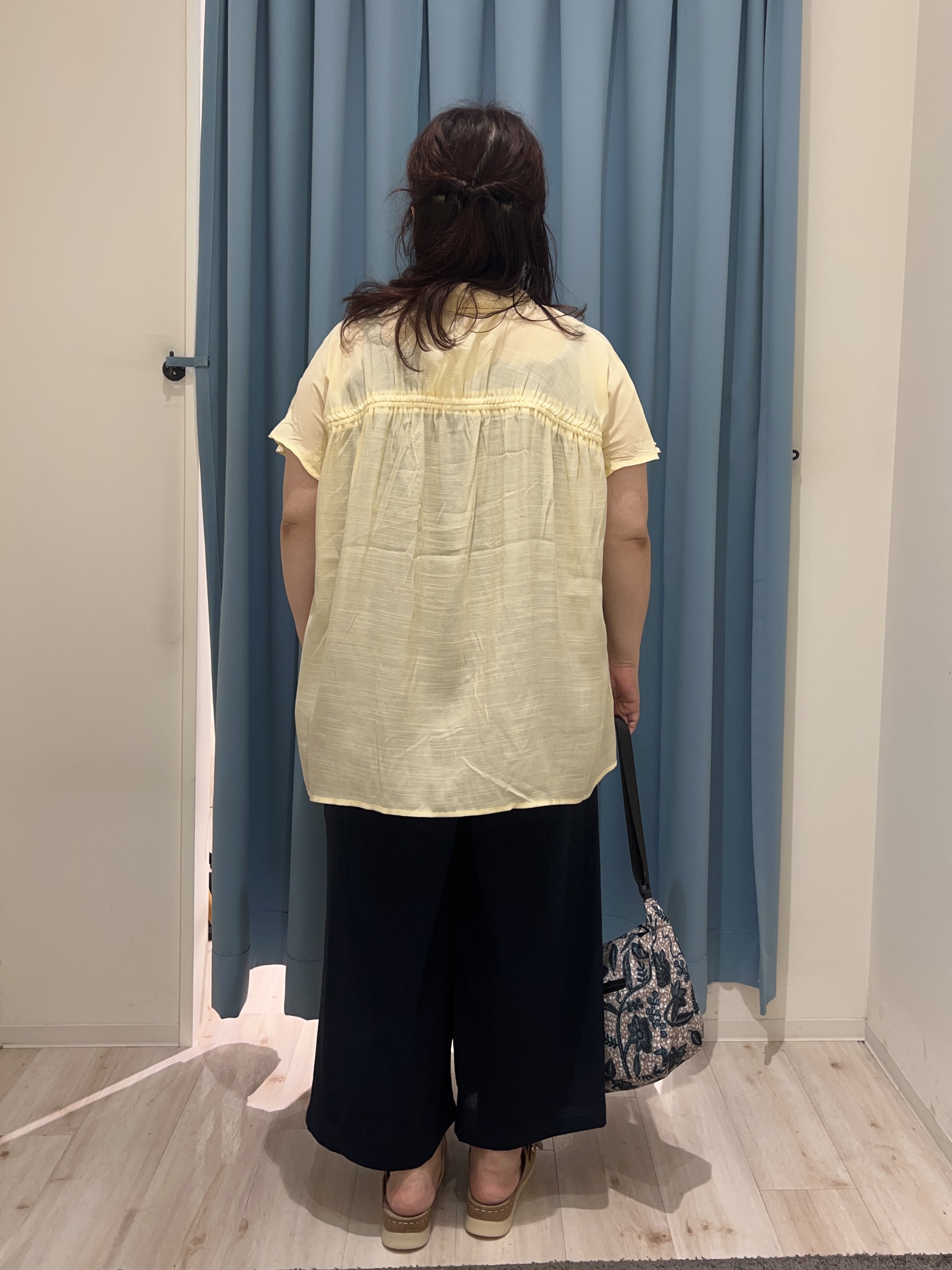 くーさんの「SHOO･LA･RUE｜【UV/洗濯機可】ほんのりシアーで上品な バックギャザーブラウス」を使ったコーディネート