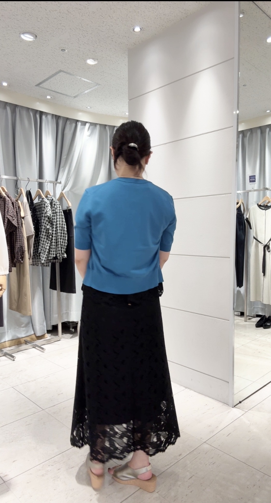 misaさんの「UNTITLED｜【セットアップ可/品のある透け感】リーフレースブラウス」を使ったコーディネート