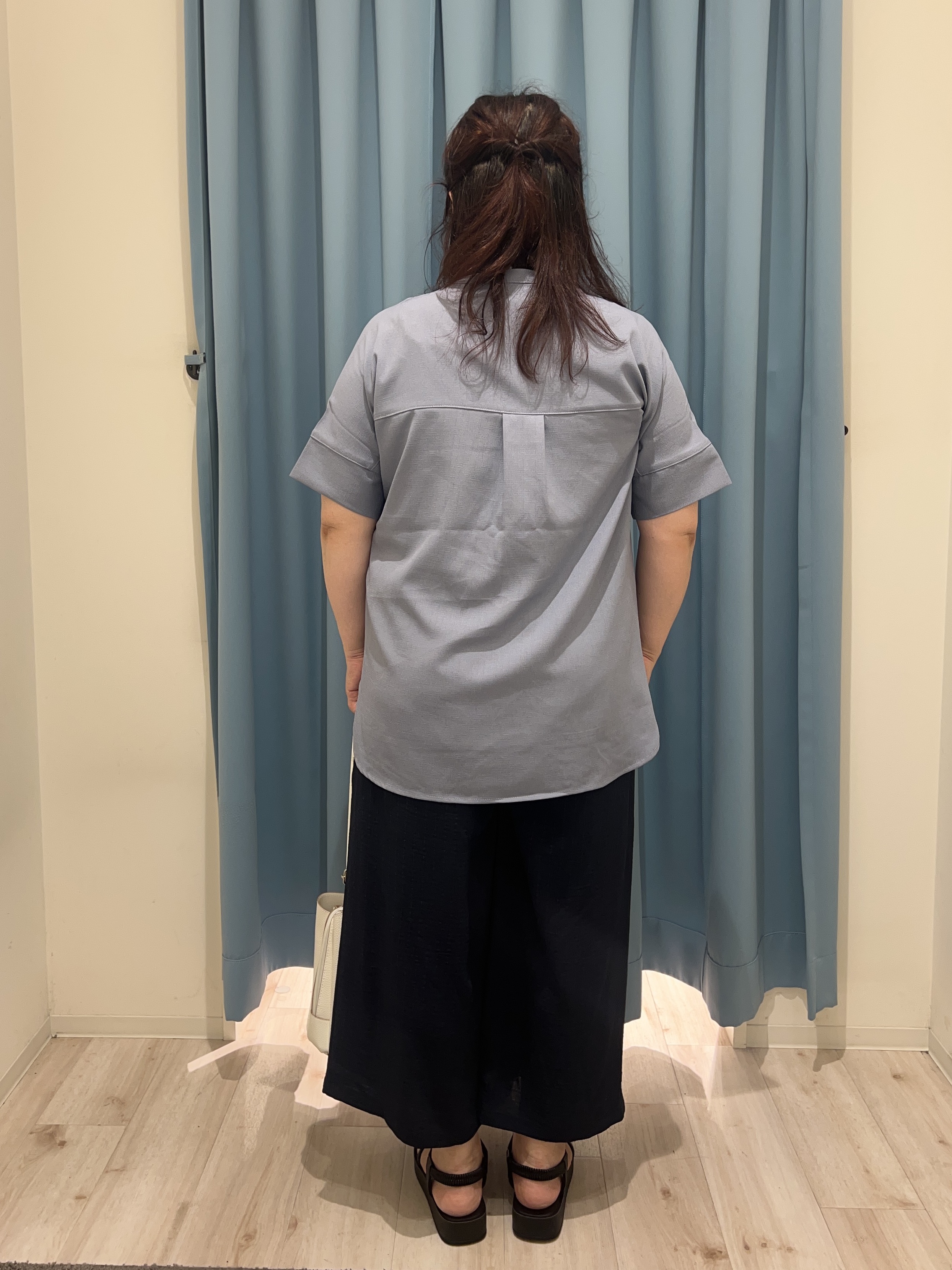 くーさんの「SHOO･LA･RUE｜【洗濯後しわになりにくい/ひんやり/UV/吸水速乾】Wポケットが目を引く オンオフ使えるスキッパーブ」を使ったコーディネート