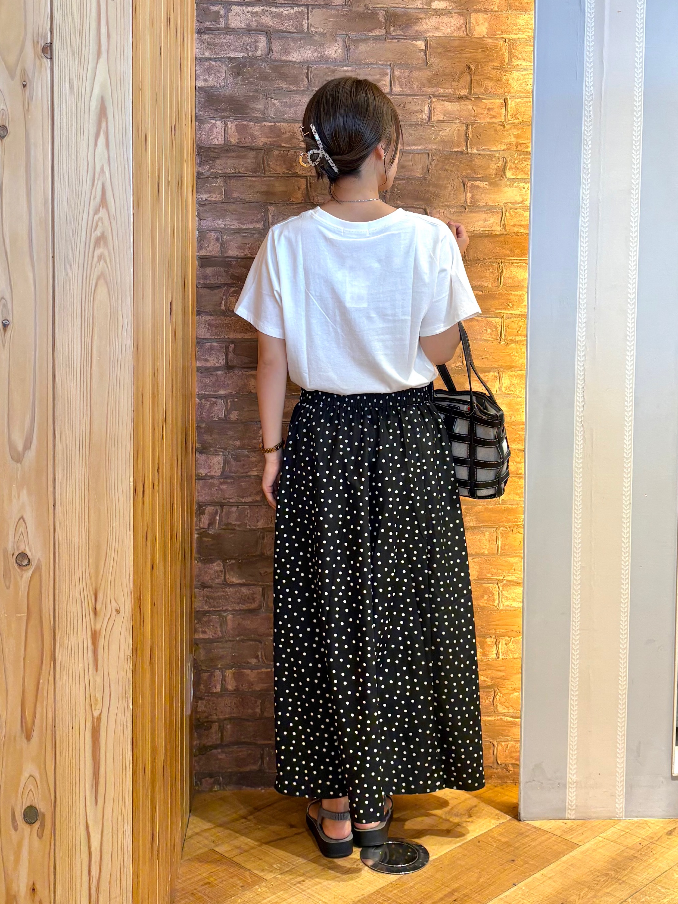 mieさんの「SHOO･LA･RUE｜【S-LL/洗濯機可】大人のベーシックカラープリントTシャツ」を使ったコーディネート