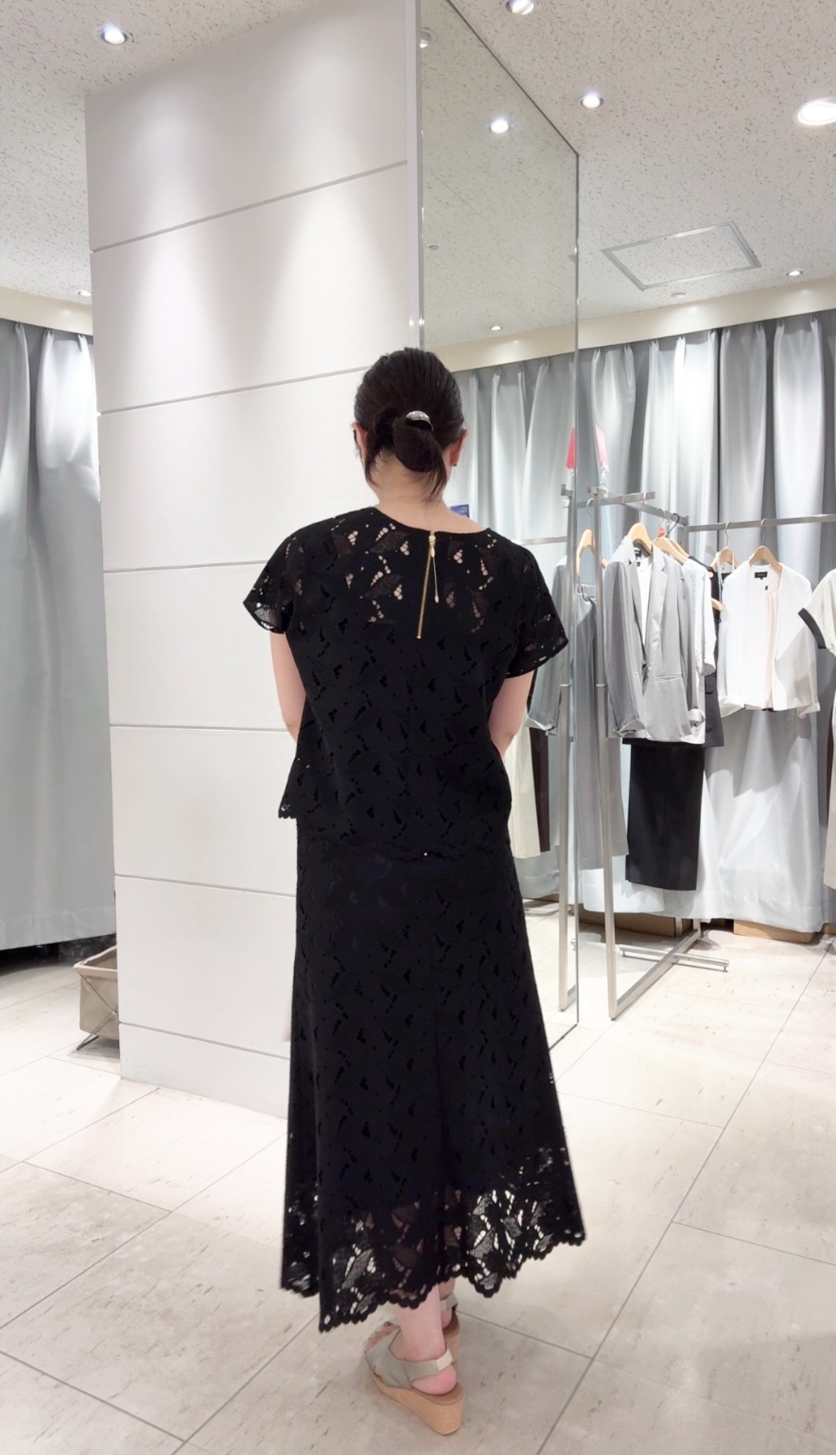 misaさんの「UNTITLED｜【セットアップ可/品のある透け感】リーフレースブラウス」を使ったコーディネート