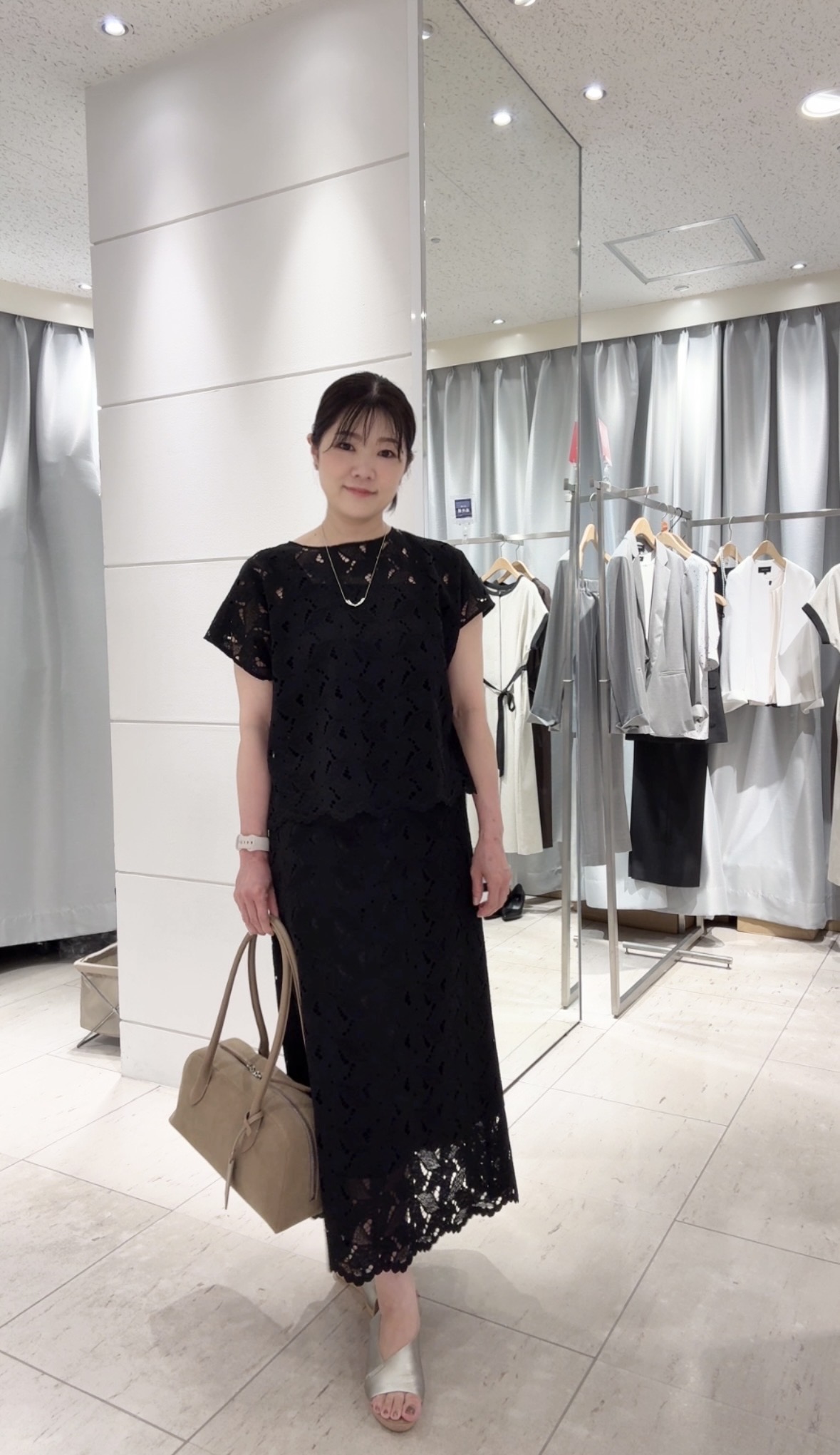misaさんの「UNTITLED｜【セットアップ可/品のある透け感】リーフレースブラウス」を使ったコーディネート