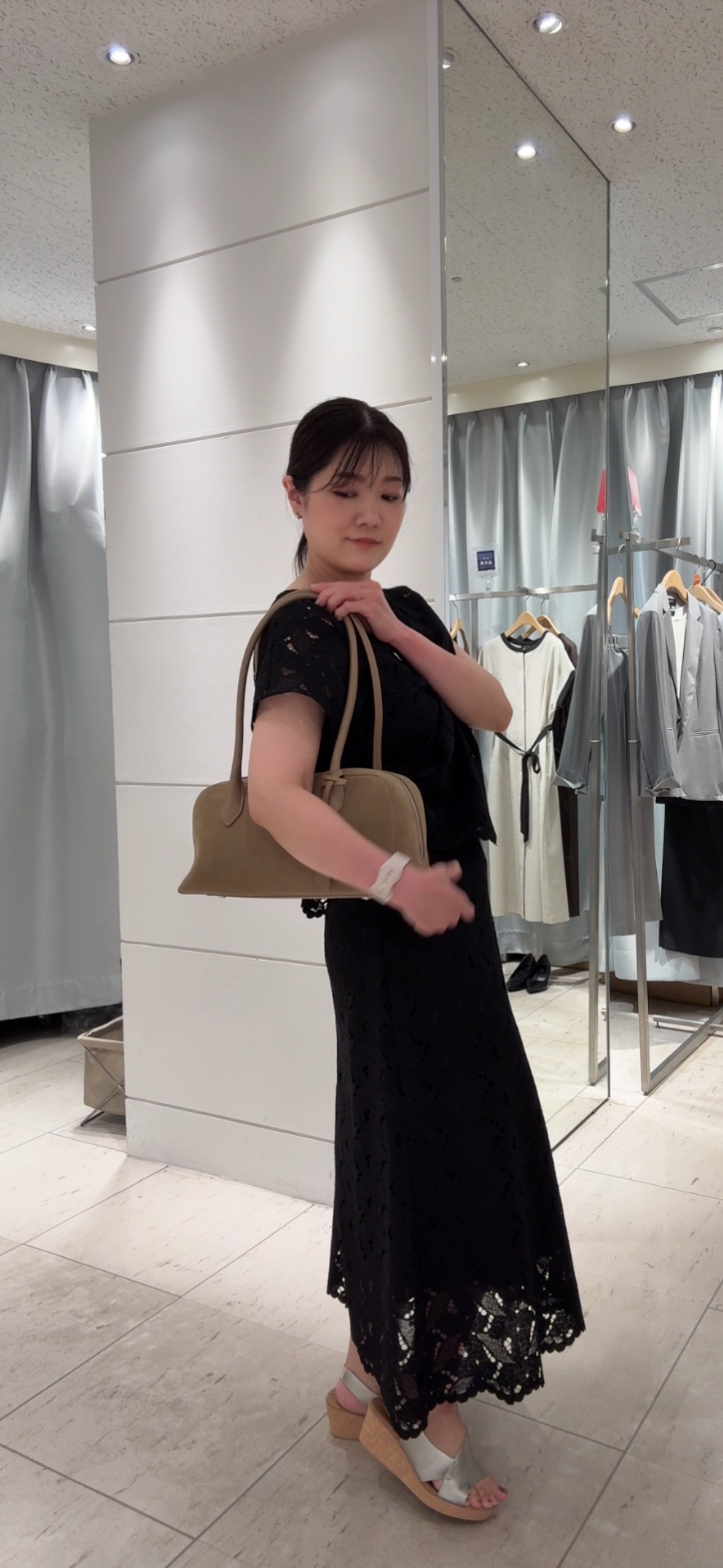 misaさんの「UNTITLED｜【セットアップ可/品のある透け感】リーフレースブラウス」を使ったコーディネート