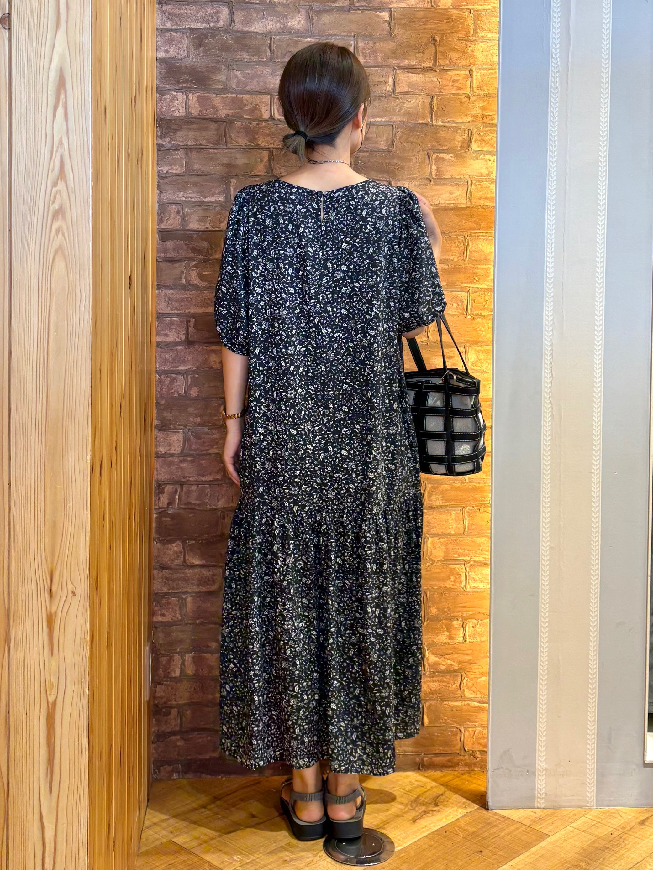 mieさんの「SHOO･LA･RUE｜花柄ティアードワンピース」を使ったコーディネート