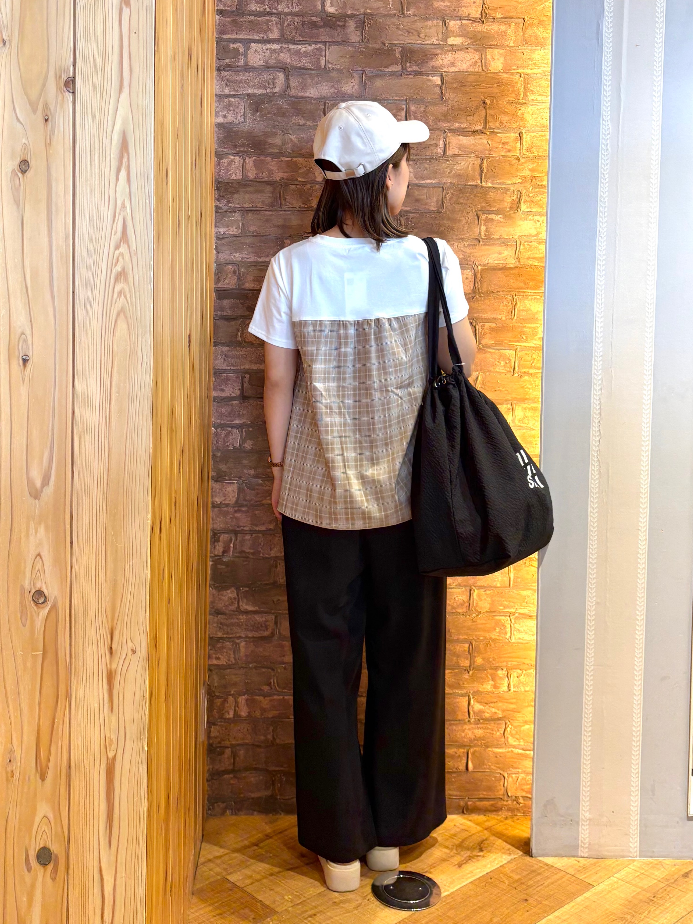 mieさんの「SHOO･LA･RUE｜【S-LL/洗濯機可/体型カバー】インせずサマ見え ビスチェ風異素材ドッキングTシャツ」を使ったコーディネート