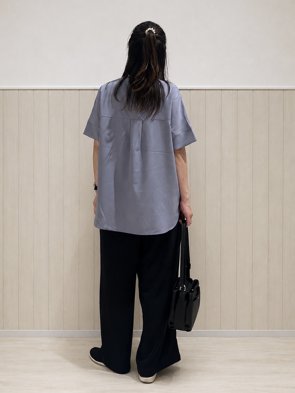 まつみさんの「SHOO･LA･RUE｜【洗濯後しわになりにくい/UV/吸水速乾】Wポケットが目を引く オンオフ使えるスキッパーブラウス」を使ったコーディネート