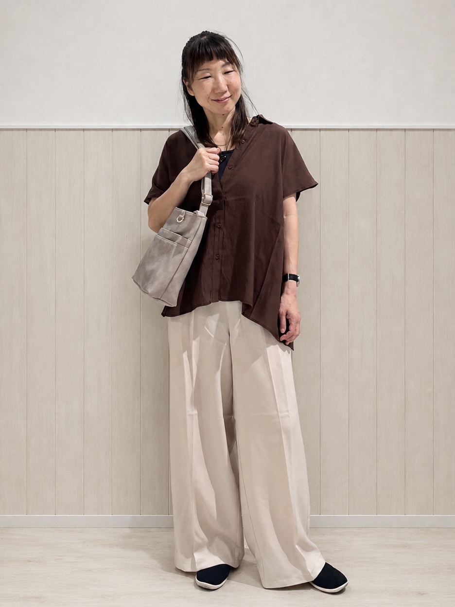 まつみさんの「SHOO･LA･RUE｜【UV/洗濯機可】ほんのりシアーで上品な バックギャザーブラウス」を使ったコーディネート