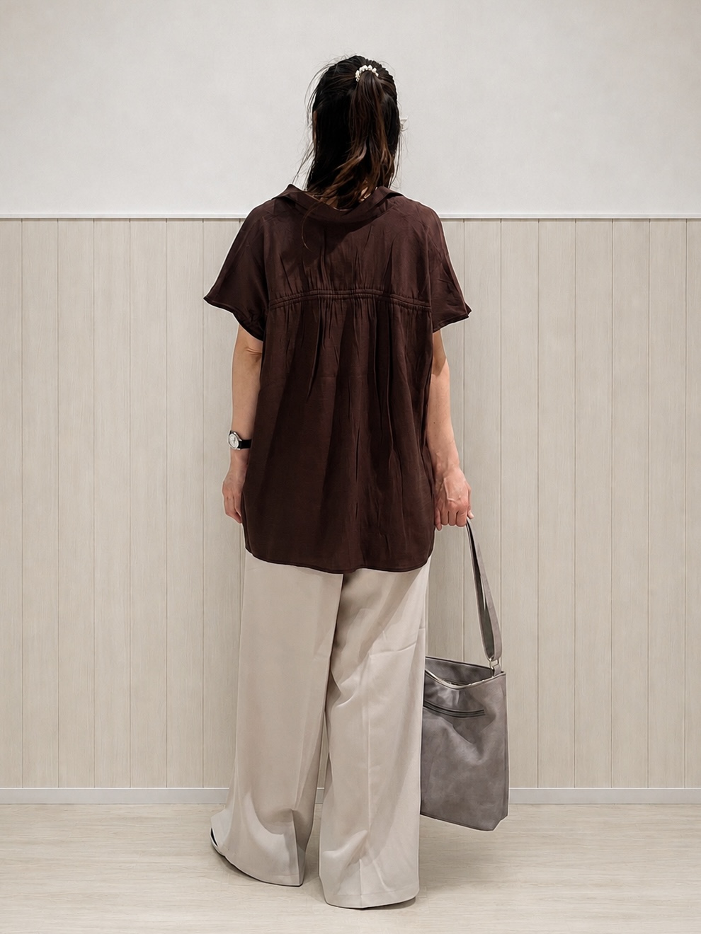 まつみさんの「SHOO･LA･RUE｜【UV/洗濯機可】ほんのりシアーで上品な バックギャザーブラウス」を使ったコーディネート