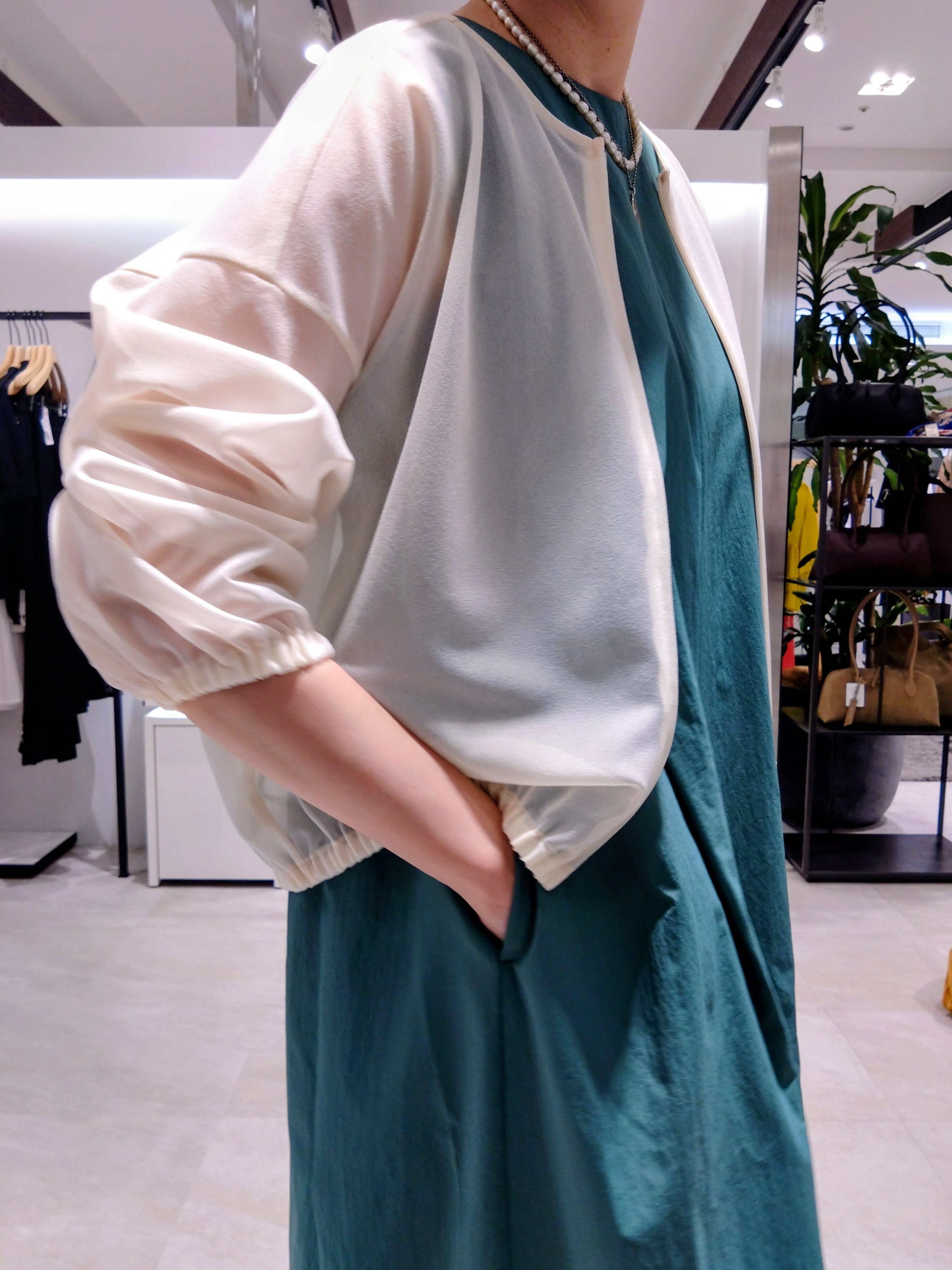 まちこさんの「UNTITLED｜【秋羽織り/ジップ】トリコットシアーブラウス」を使ったコーディネート