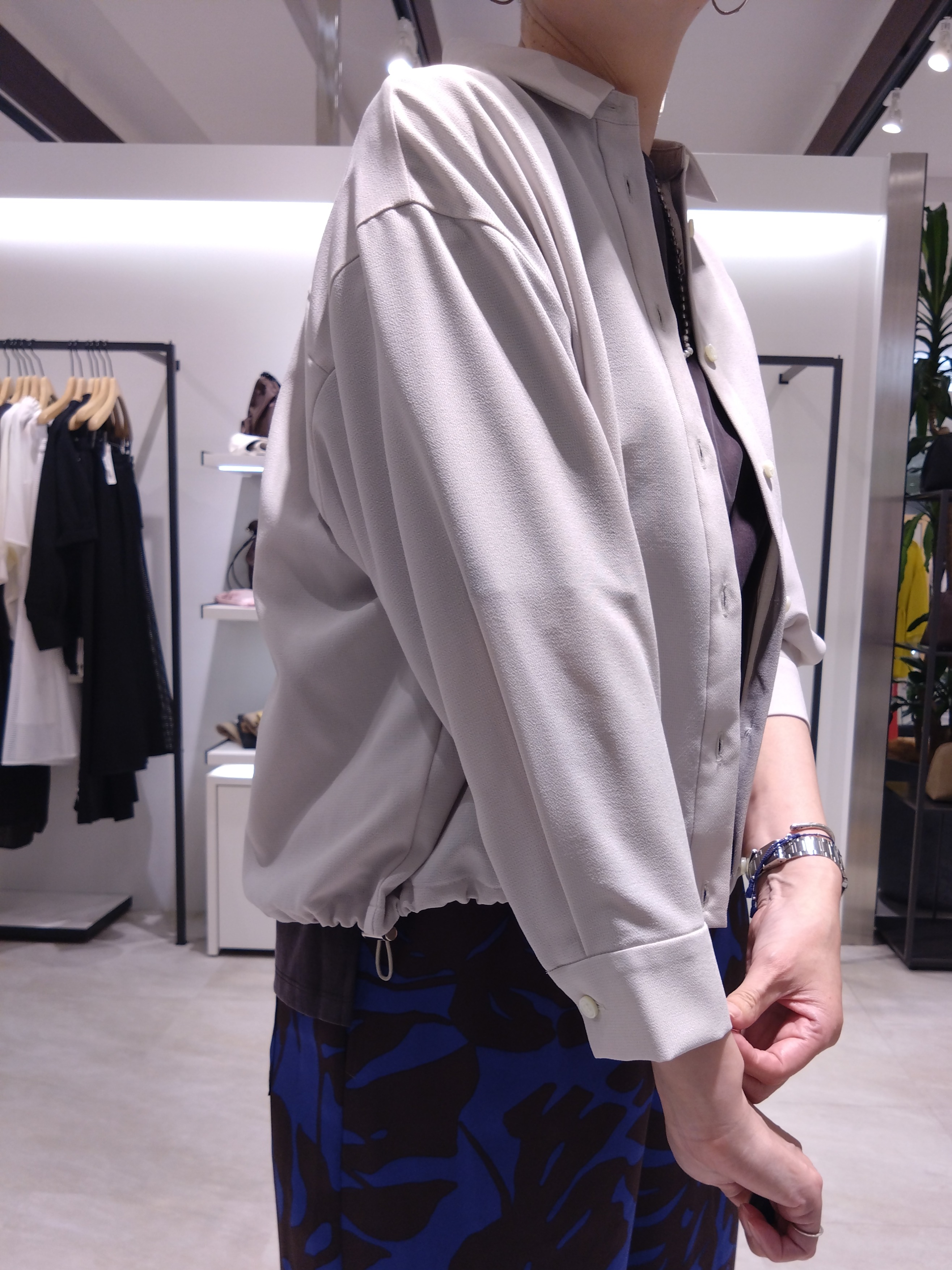 まちこさんの「UNTITLED｜【秋羽織り/セットアップ可/UVカット】エアリークールドロストシャツ」を使ったコーディネート