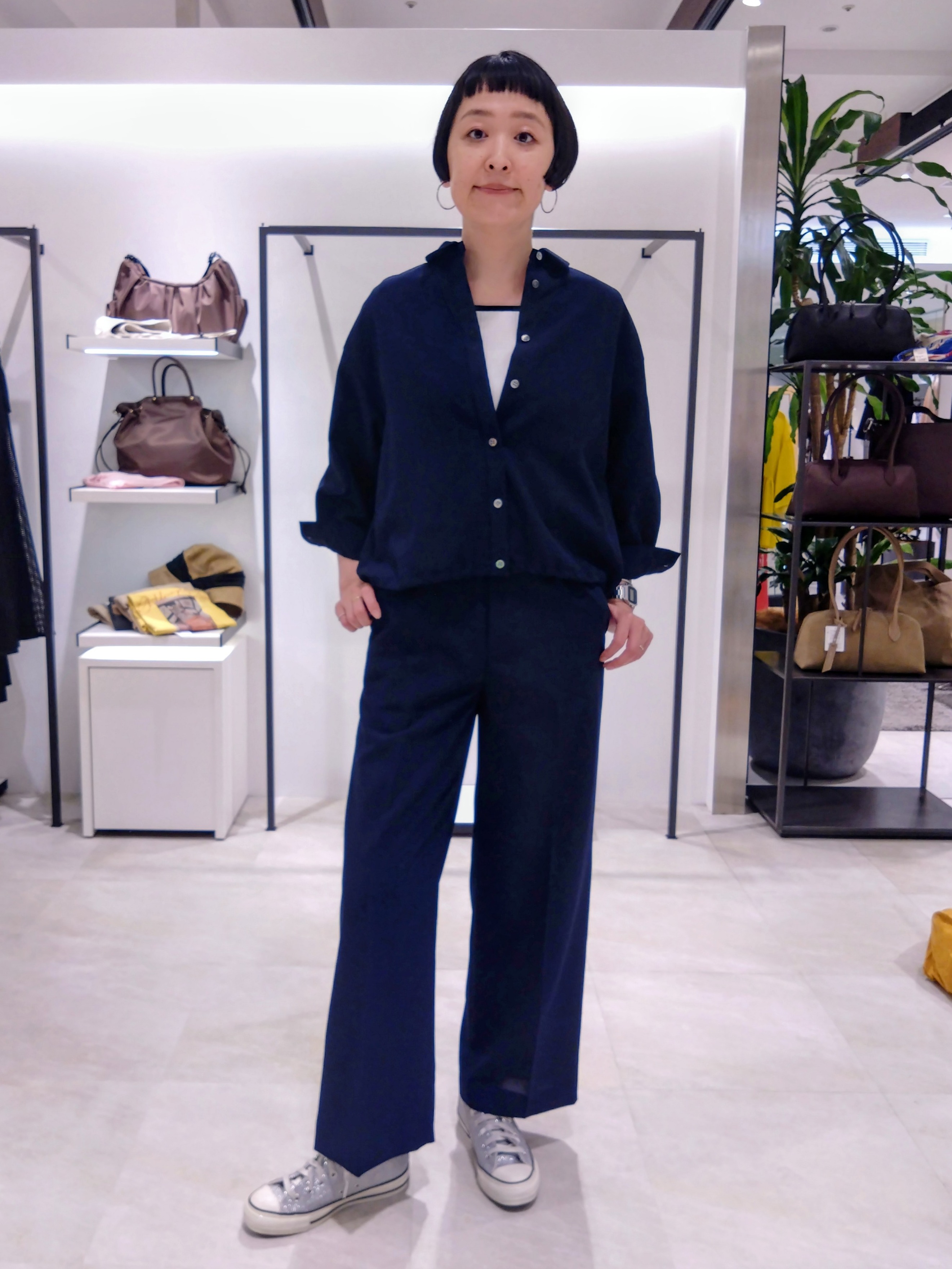 まちこさんの「UNTITLED｜【秋羽織り/セットアップ可/UVカット】エアリークールドロストシャツ」を使ったコーディネート