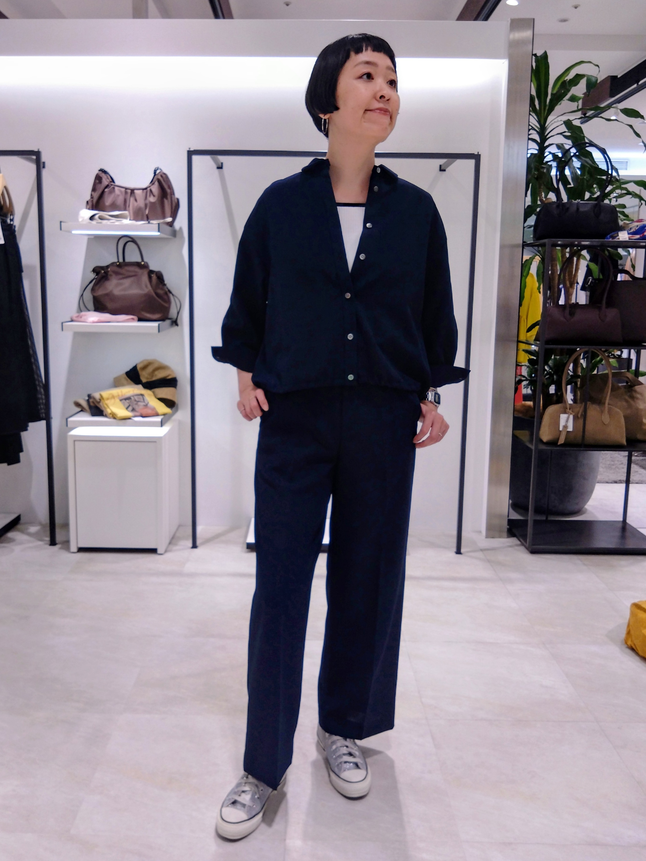 まちこさんの「UNTITLED｜【秋羽織り/セットアップ可/UVカット】エアリークールドロストシャツ」を使ったコーディネート