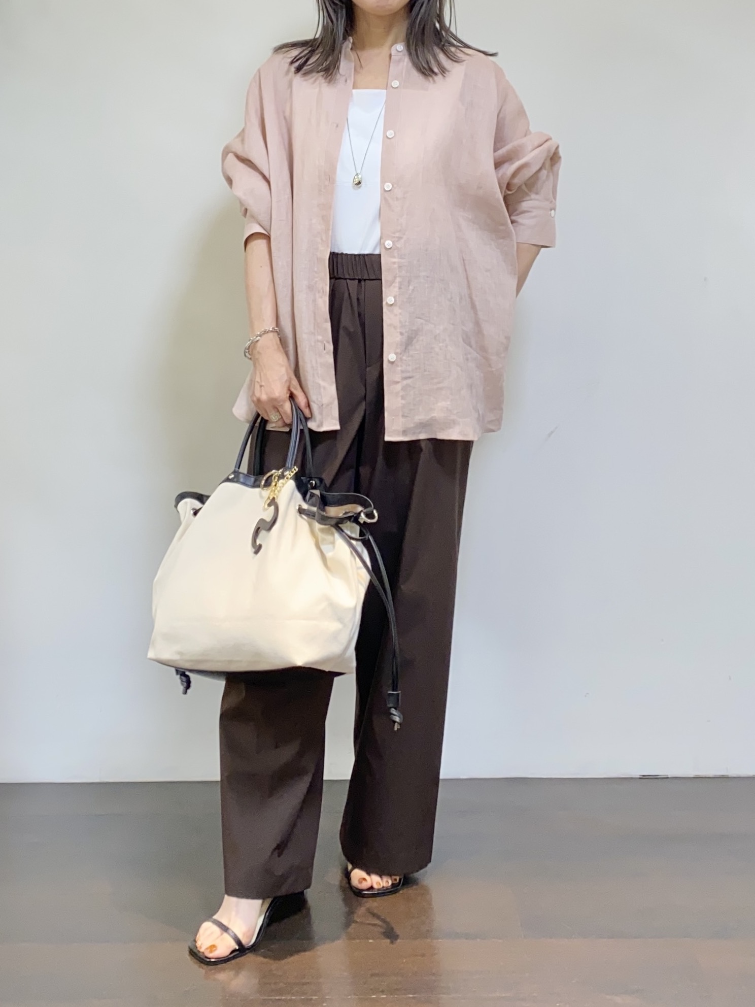 tomoさんの「UNTITLED｜【麻100】リネンドルマンシャツ」を使ったコーディネート