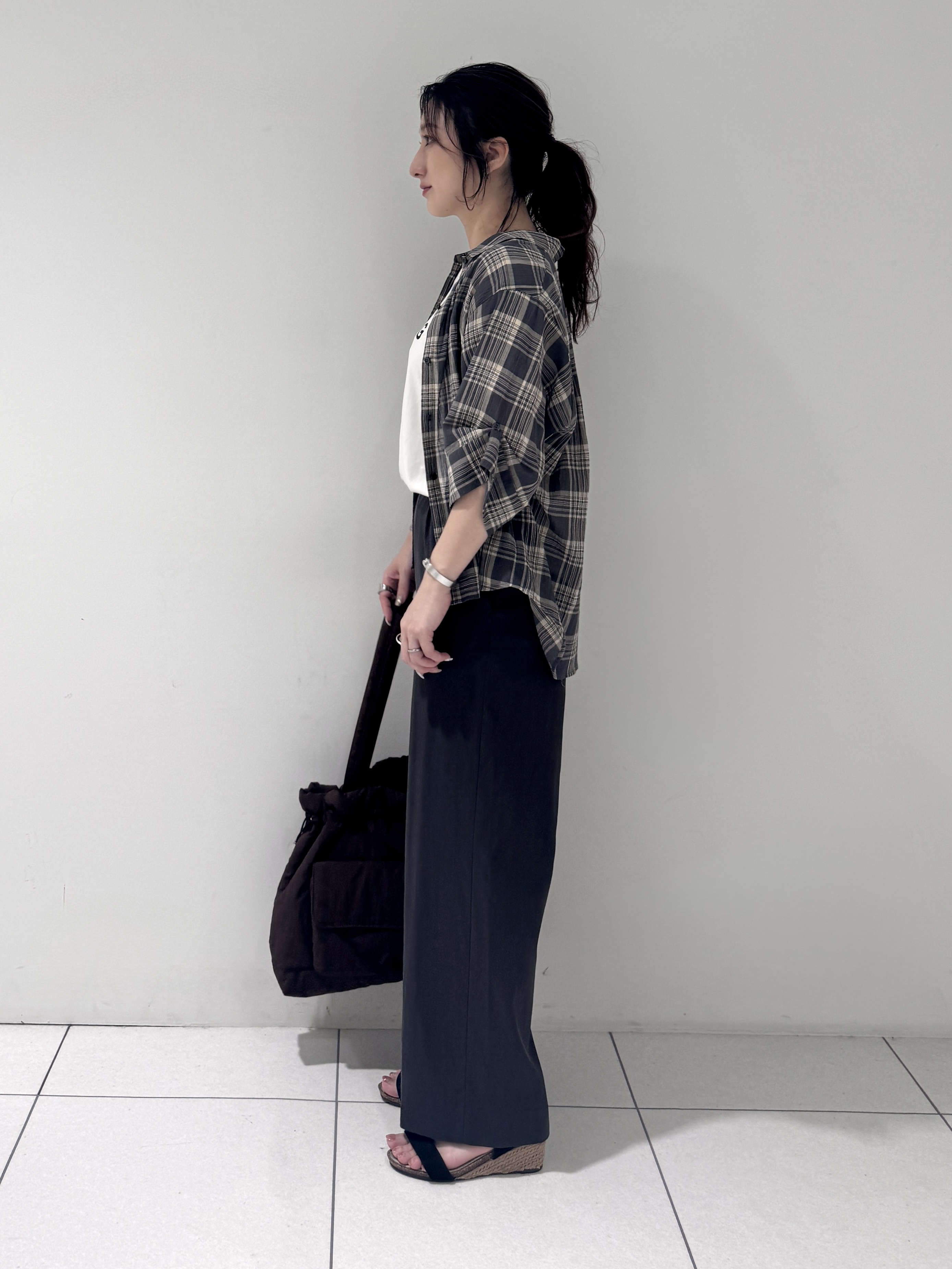 そんさんの「INDIVI｜【コットン100％／透け感／2WAY】袖アレンジ チェックシャツ」を使ったコーディネート
