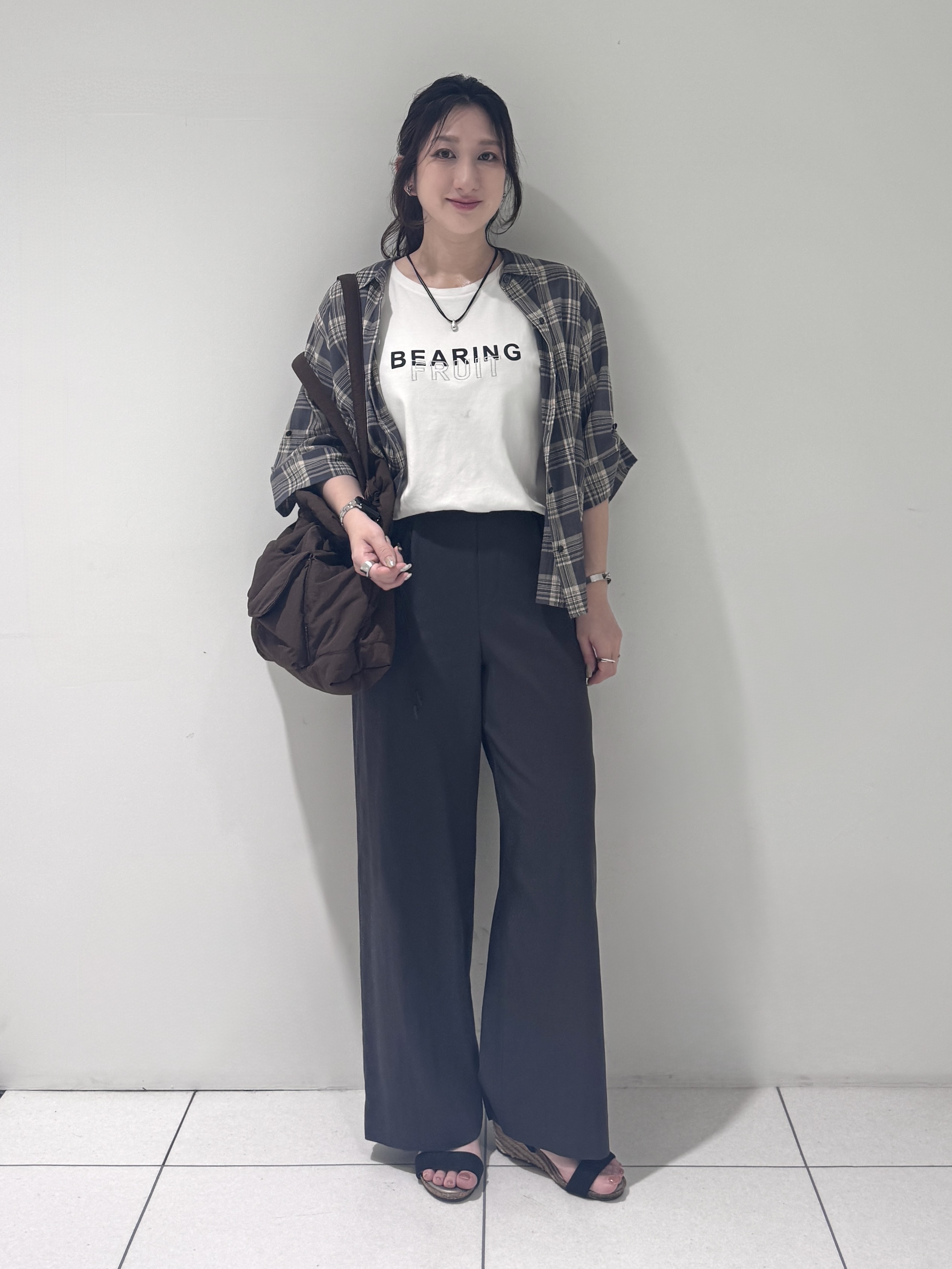 そんさんの「INDIVI｜【コットン100％／透け感／2WAY】袖アレンジ チェックシャツ」を使ったコーディネート