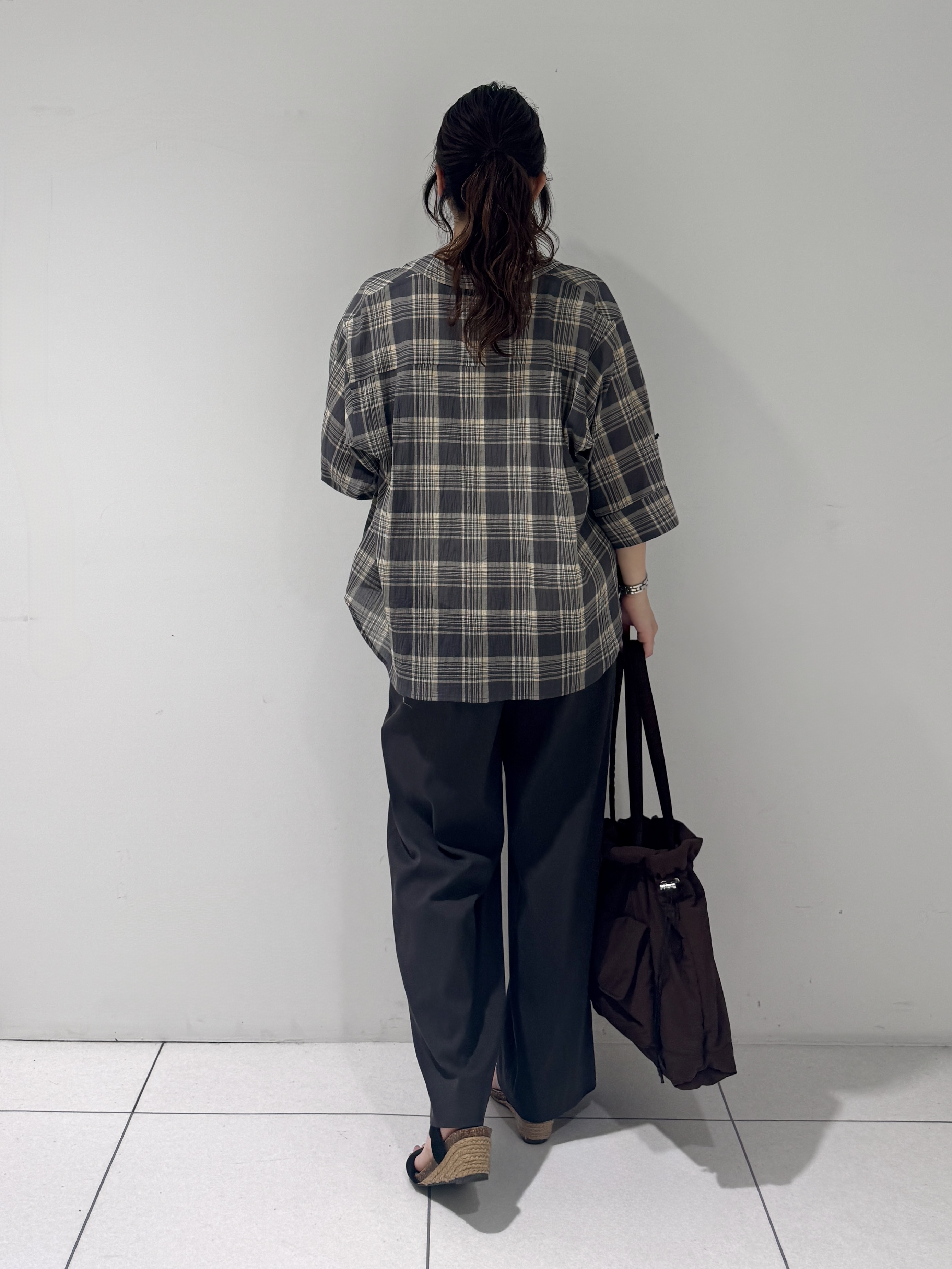 そんさんの「INDIVI｜【コットン100％／透け感／2WAY】袖アレンジ チェックシャツ」を使ったコーディネート