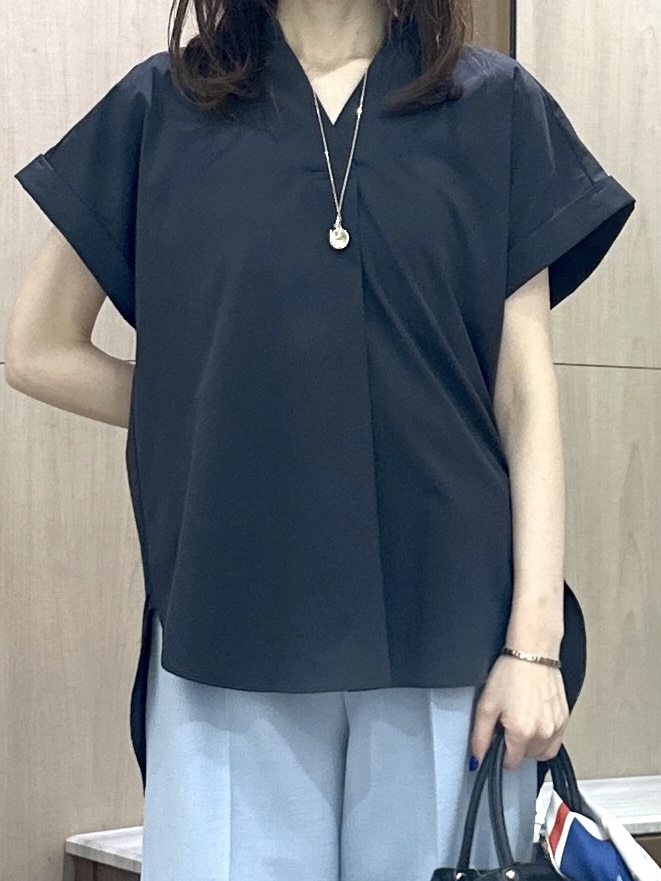 Miwaさんの「UNTITLED｜【吸水速乾/接触冷感】バックプリーツデザインブラウス」を使ったコーディネート