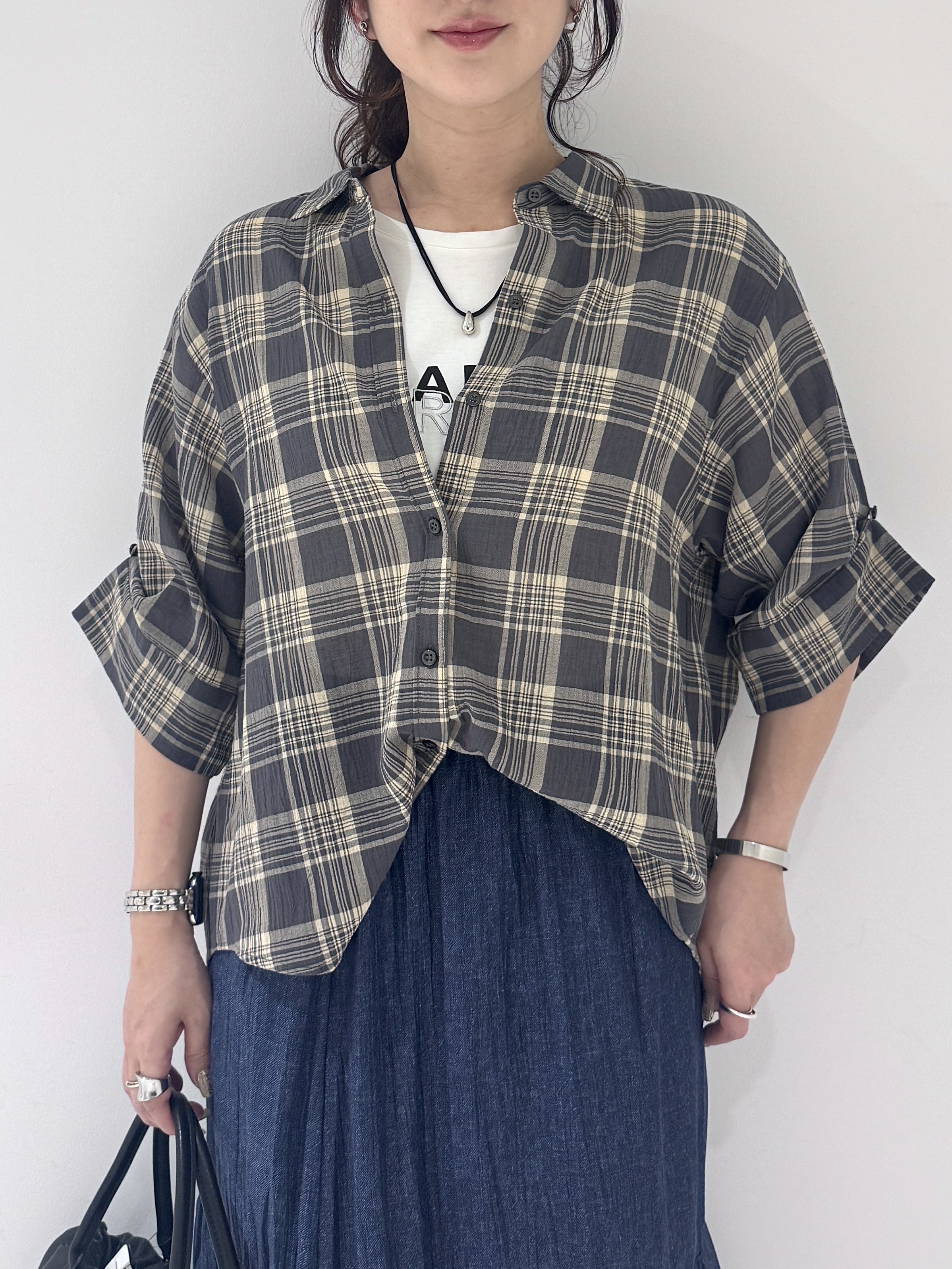 そんさんの「INDIVI｜【コットン100％／透け感／2WAY】袖アレンジ チェックシャツ」を使ったコーディネート