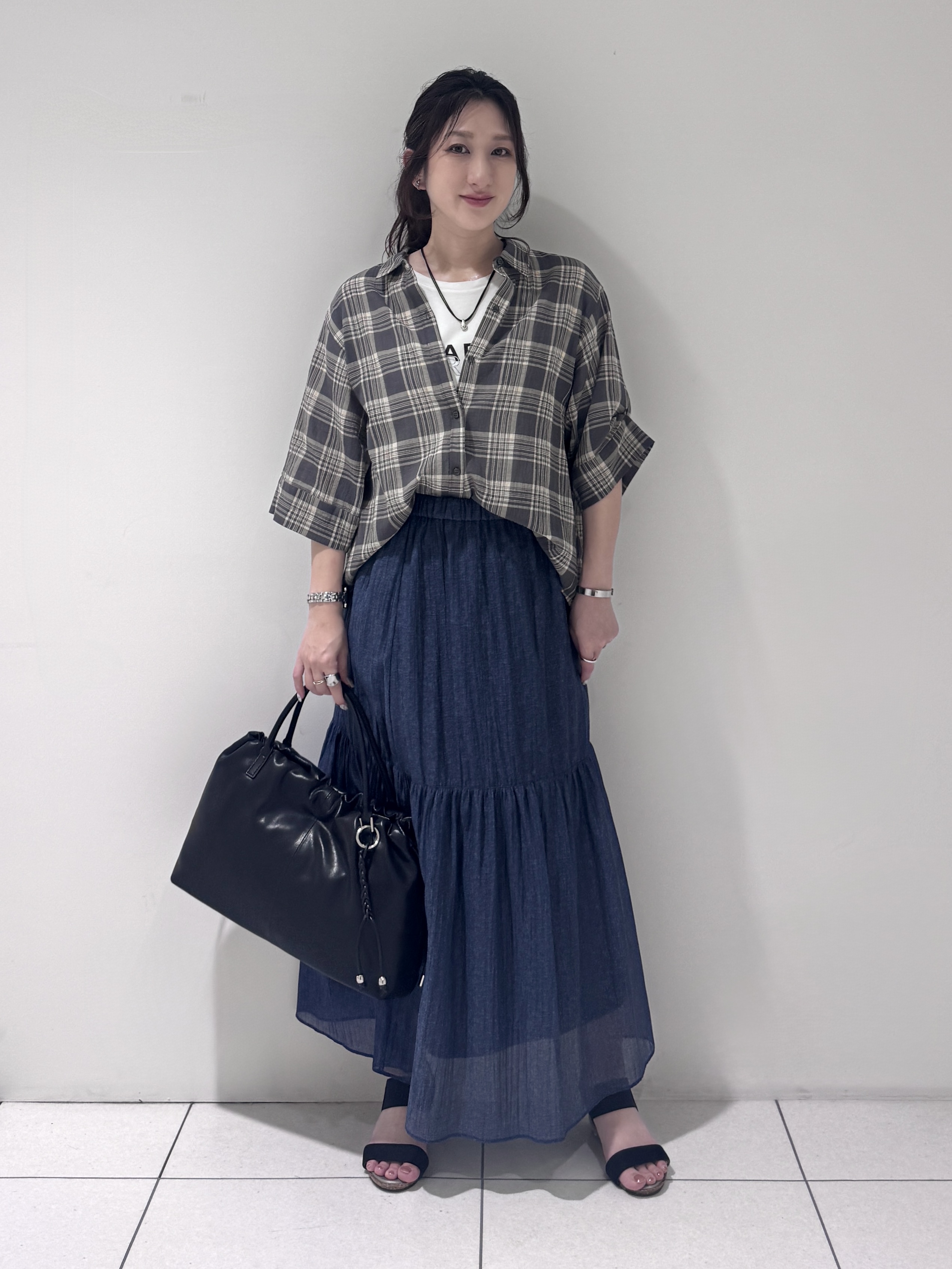 そんさんの「INDIVI｜【コットン100％／透け感／2WAY】袖アレンジ チェックシャツ」を使ったコーディネート