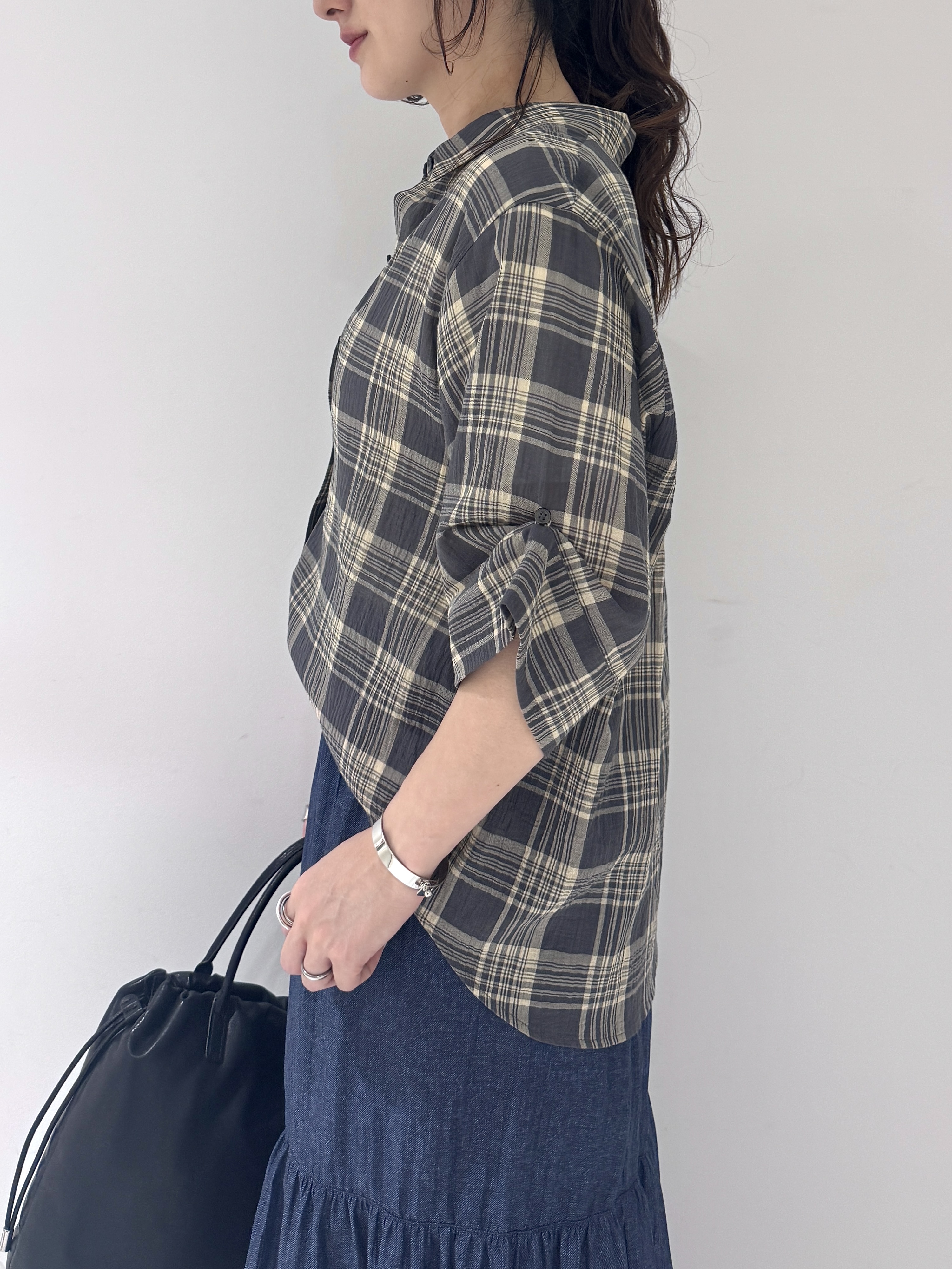 そんさんの「INDIVI｜【コットン100％／透け感／2WAY】袖アレンジ チェックシャツ」を使ったコーディネート