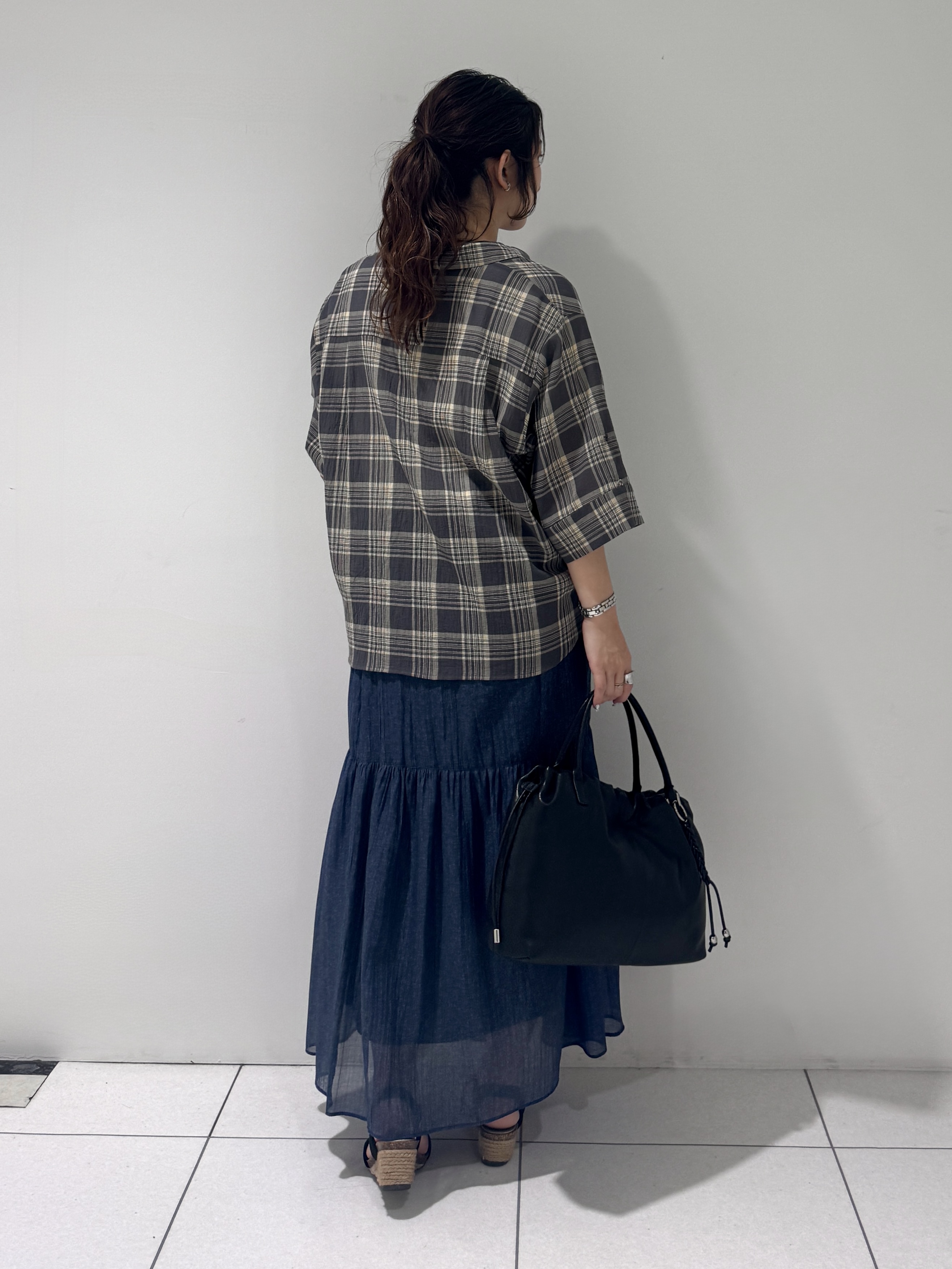 そんさんの「INDIVI｜【コットン100％／透け感／2WAY】袖アレンジ チェックシャツ」を使ったコーディネート