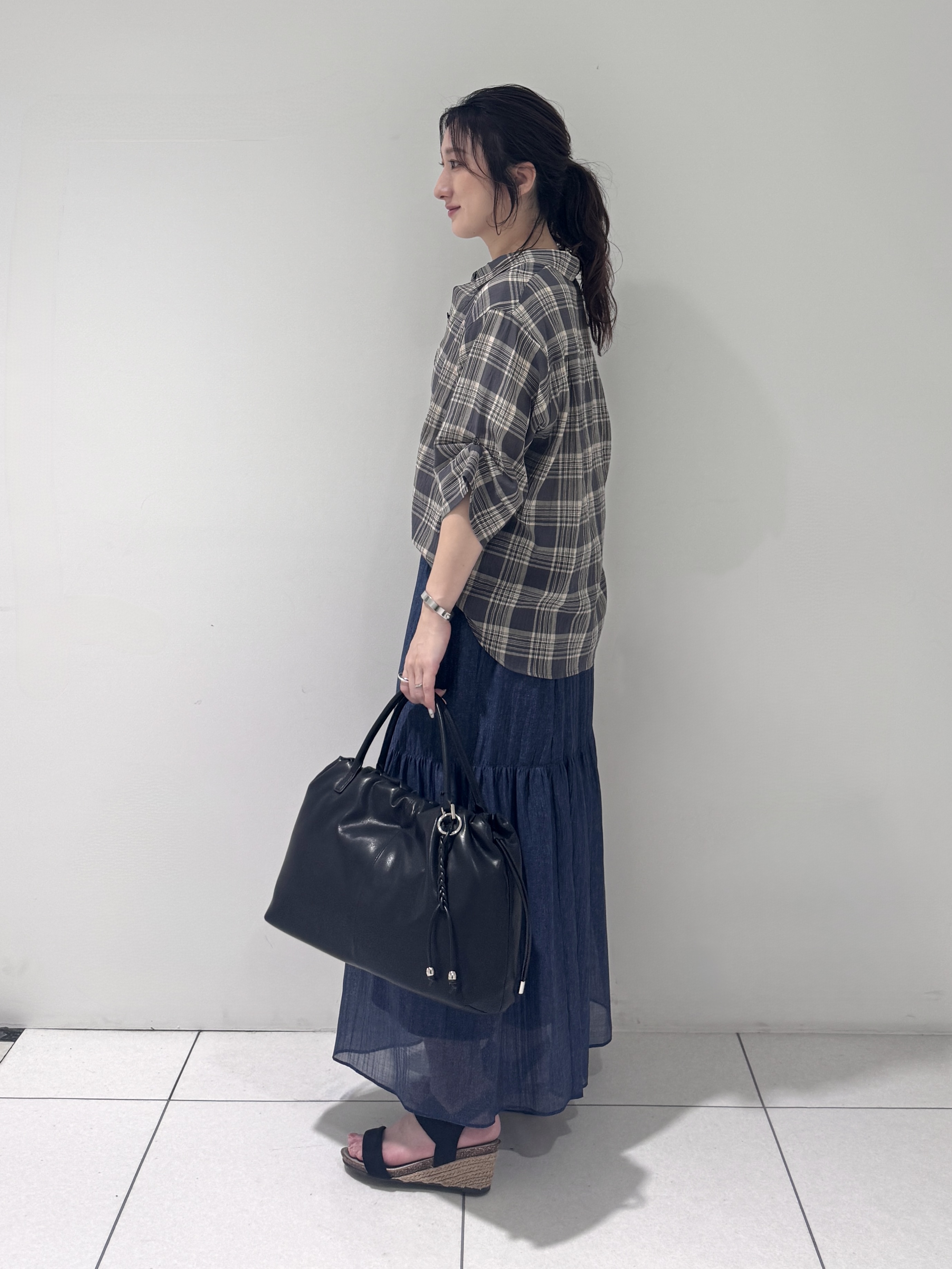 そんさんの「INDIVI｜【コットン100％／透け感／2WAY】袖アレンジ チェックシャツ」を使ったコーディネート
