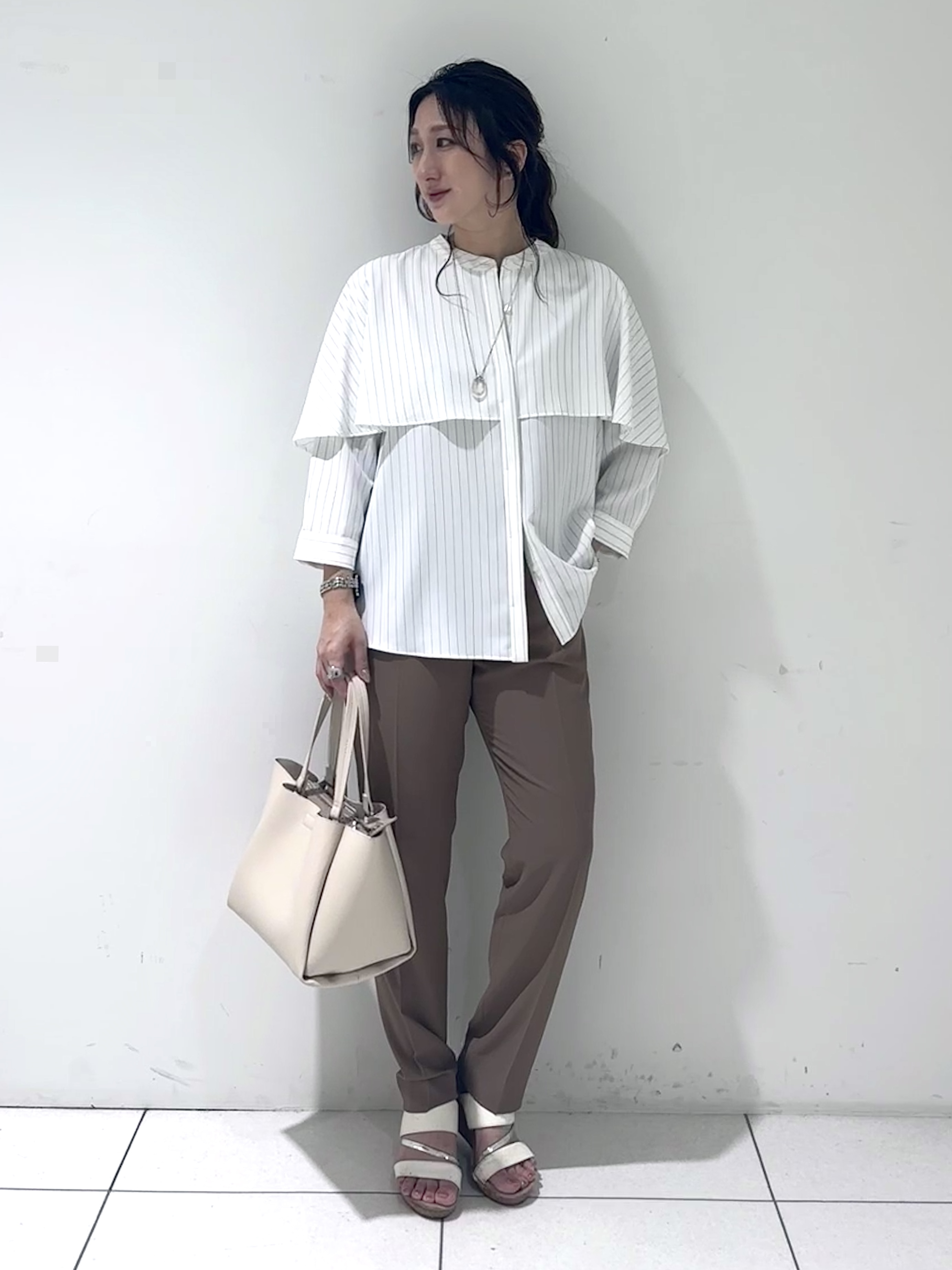 そんさんの「INDIVI｜【羽織りにも！/UVケア/着る日傘】ケープ風ブラウス」を使ったコーディネート