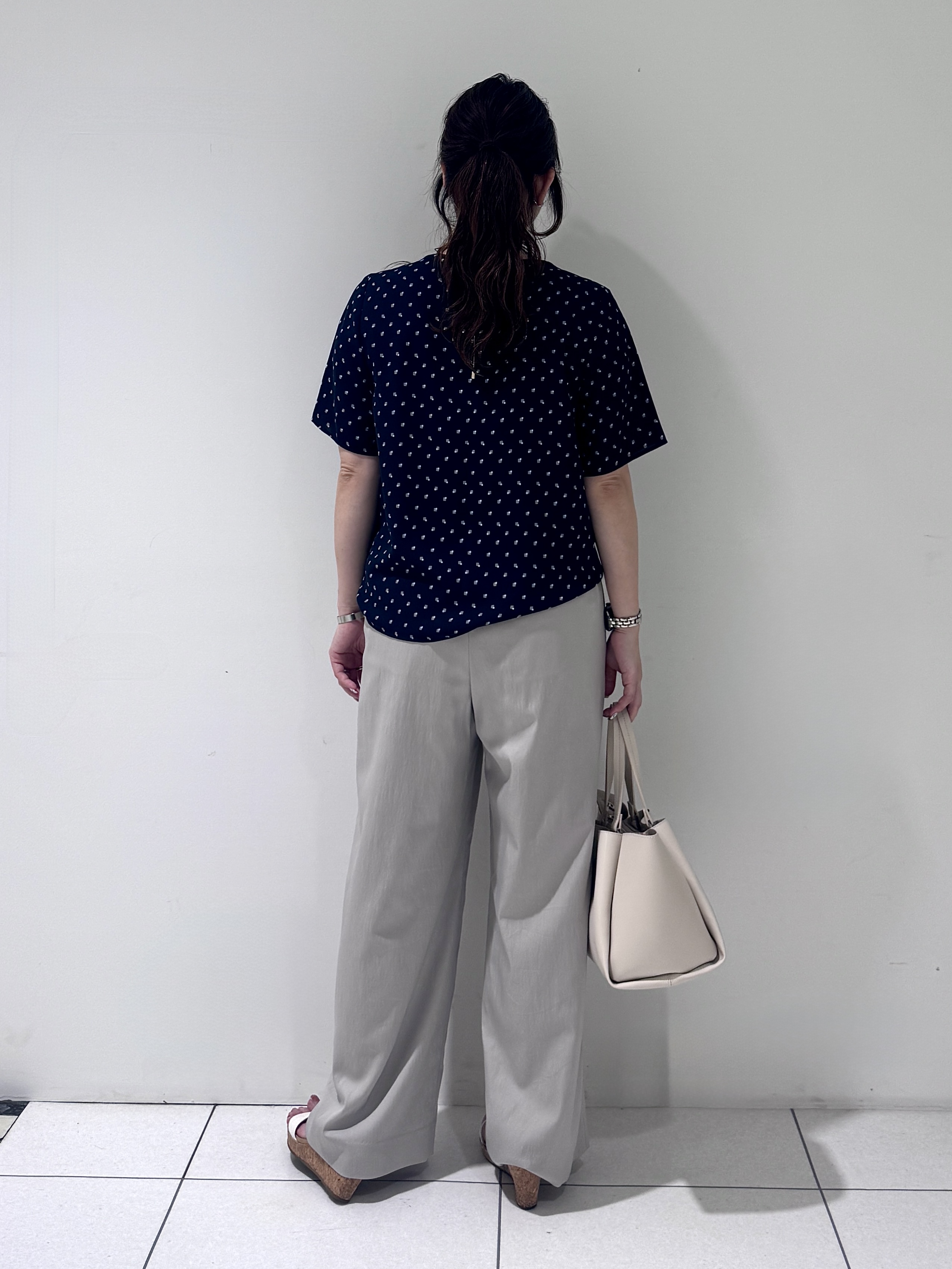 そんさんの「INDIVI｜【洗える／スーツインナー／UVケア】ボウタイ風 幾何学柄ブラウス」を使ったコーディネート