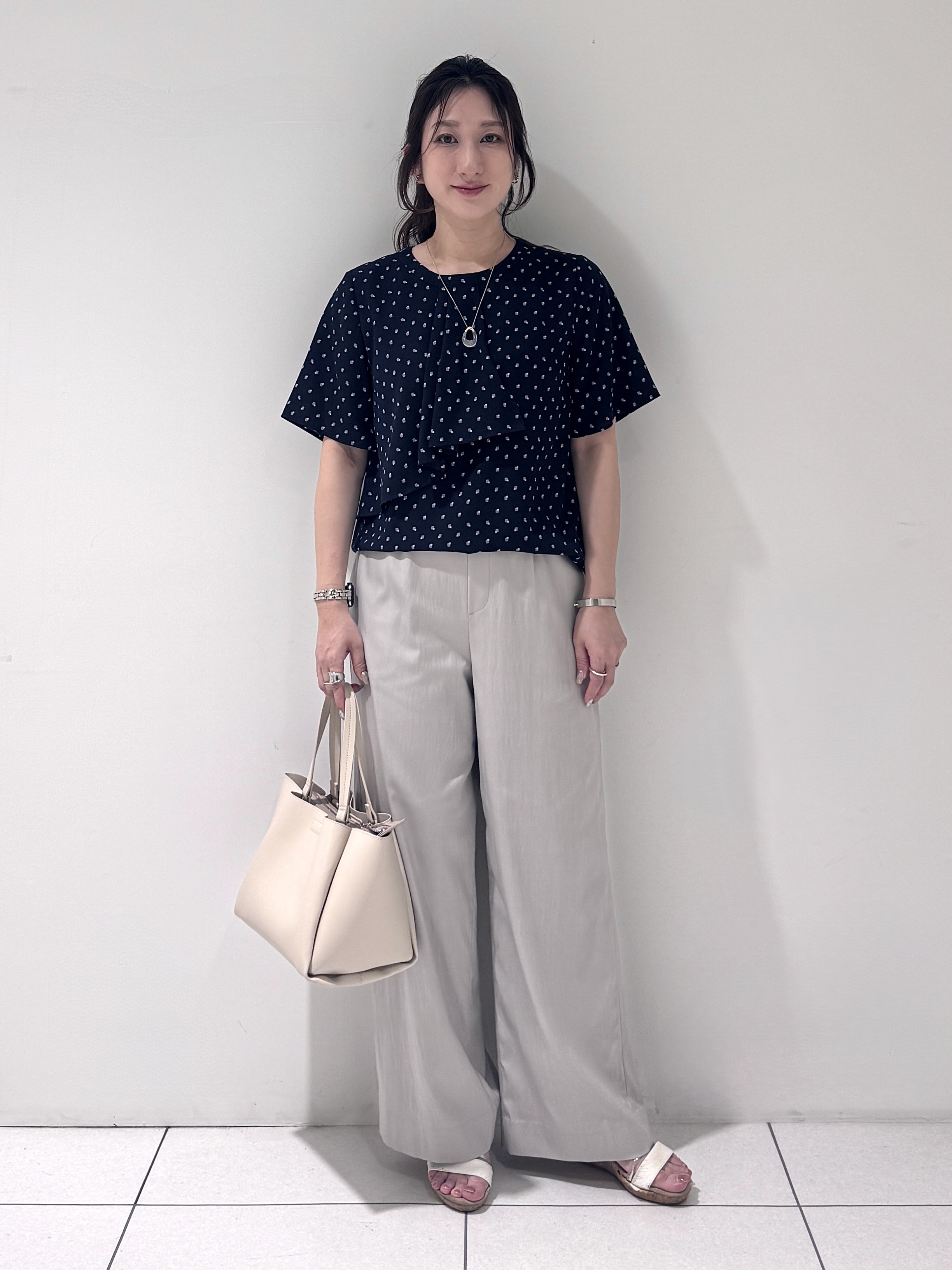 そんさんの「INDIVI｜【洗える／スーツインナー／UVケア】ボウタイ風 幾何学柄ブラウス」を使ったコーディネート