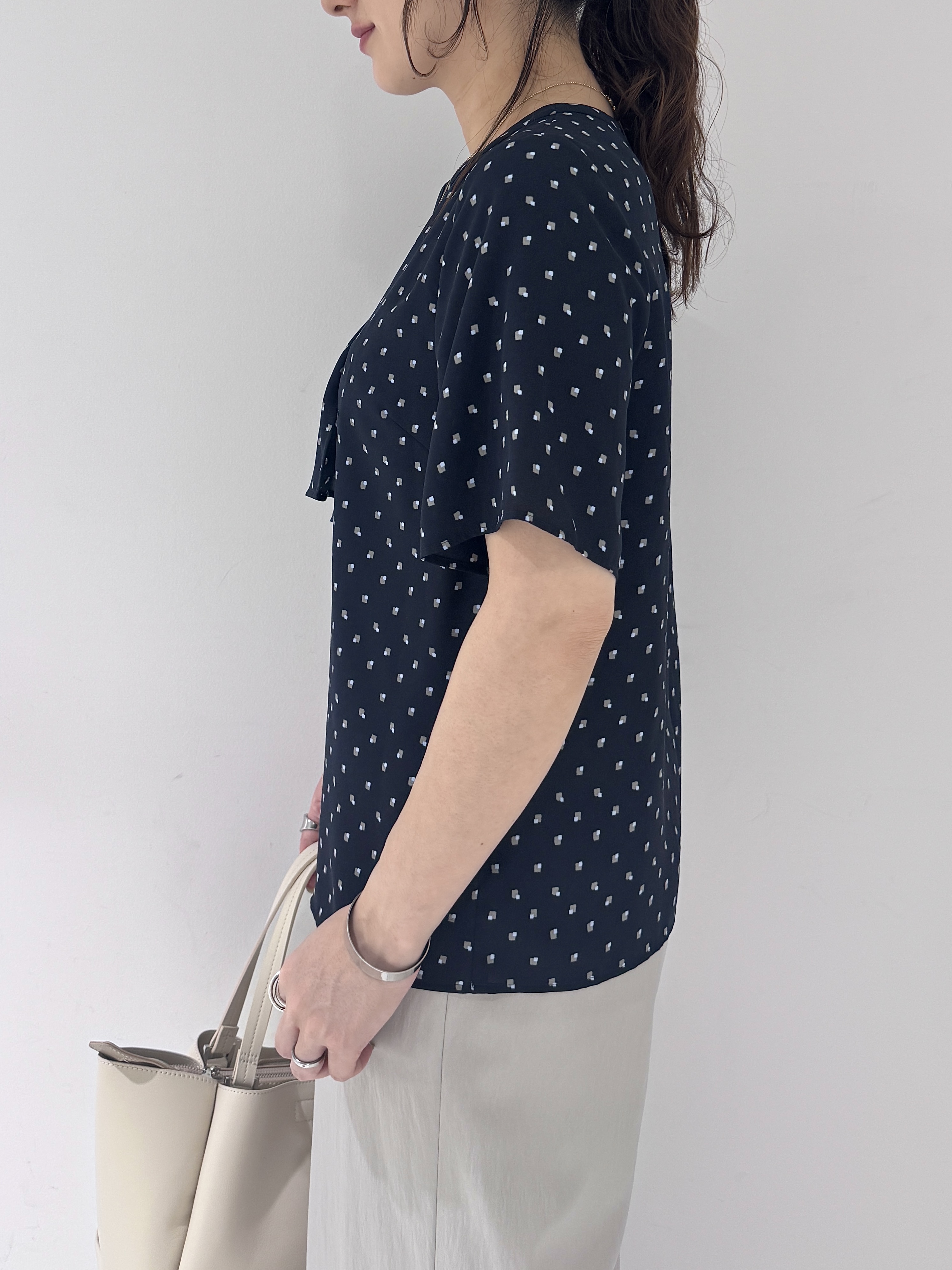 そんさんの「INDIVI｜【洗える／スーツインナー／UVケア】ボウタイ風 幾何学柄ブラウス」を使ったコーディネート
