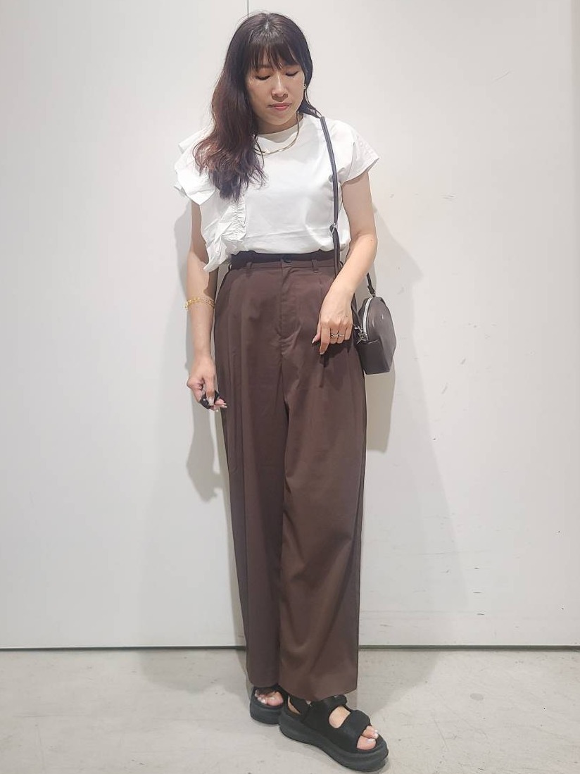 hmさんの「OPAQUE.CLIP｜【UVケア／接触冷感】アシメフリルドッキングカットソー《洗濯機OK》」を使ったコーディネート