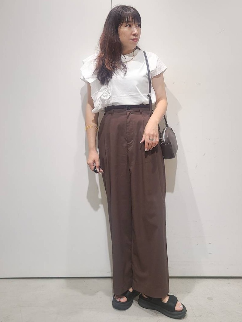 hmさんの「OPAQUE.CLIP｜【UVケア／接触冷感】アシメフリルドッキングカットソー《洗濯機OK》」を使ったコーディネート