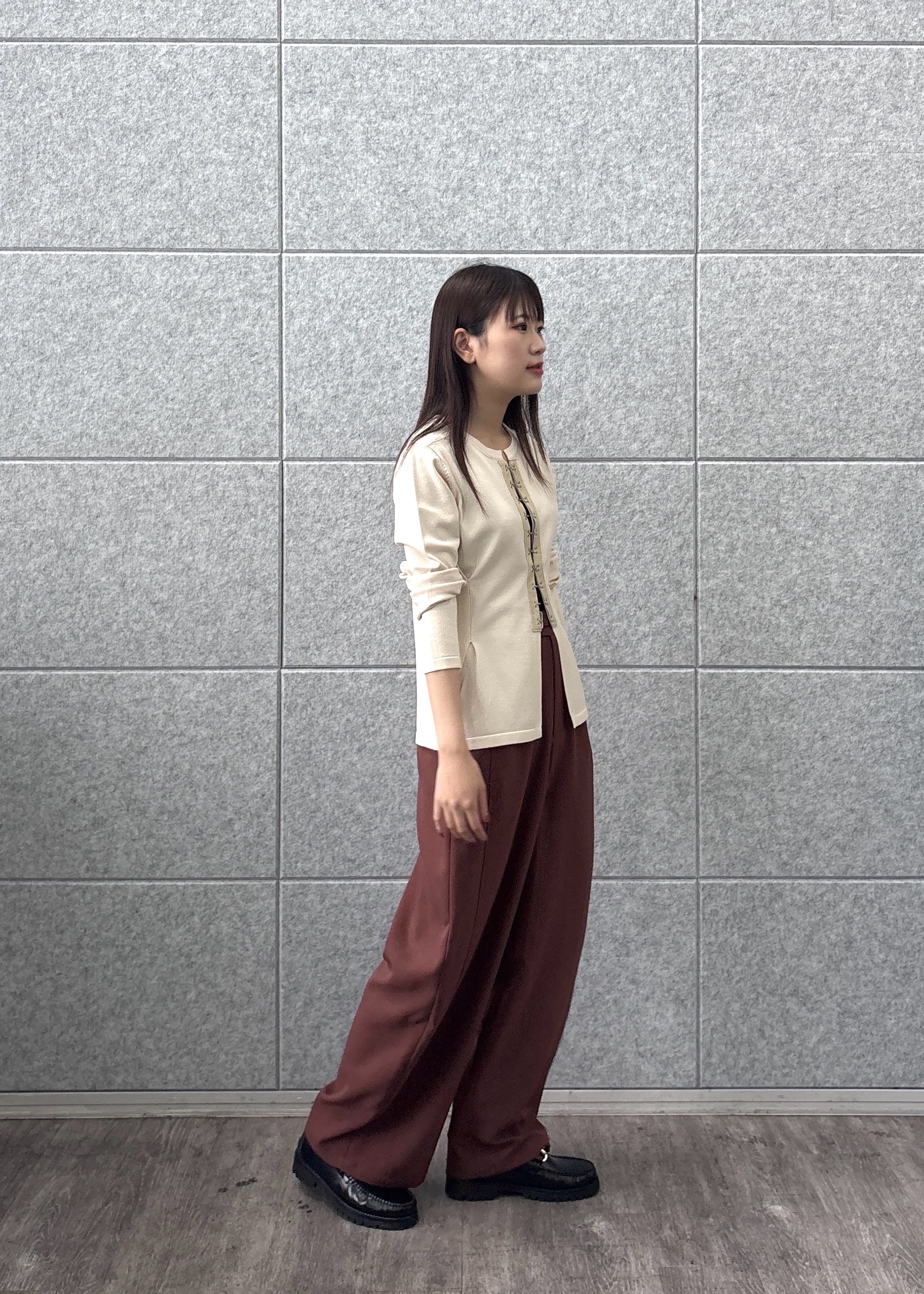 Renoさんの「INDIVI｜フロントホックコンパクトニットカーディガン」を使ったコーディネート