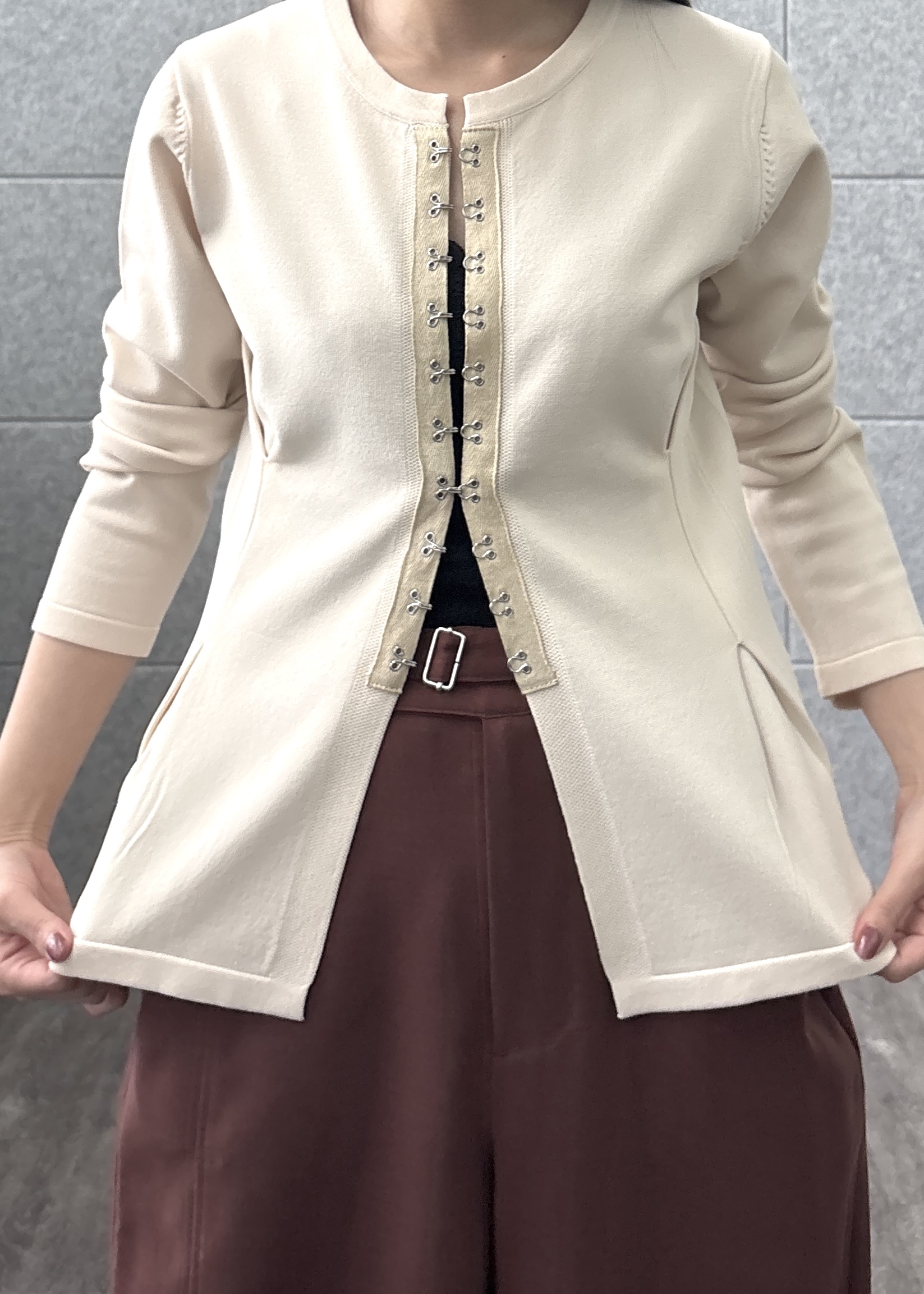 Renoさんの「INDIVI｜フロントホックコンパクトニットカーディガン」を使ったコーディネート