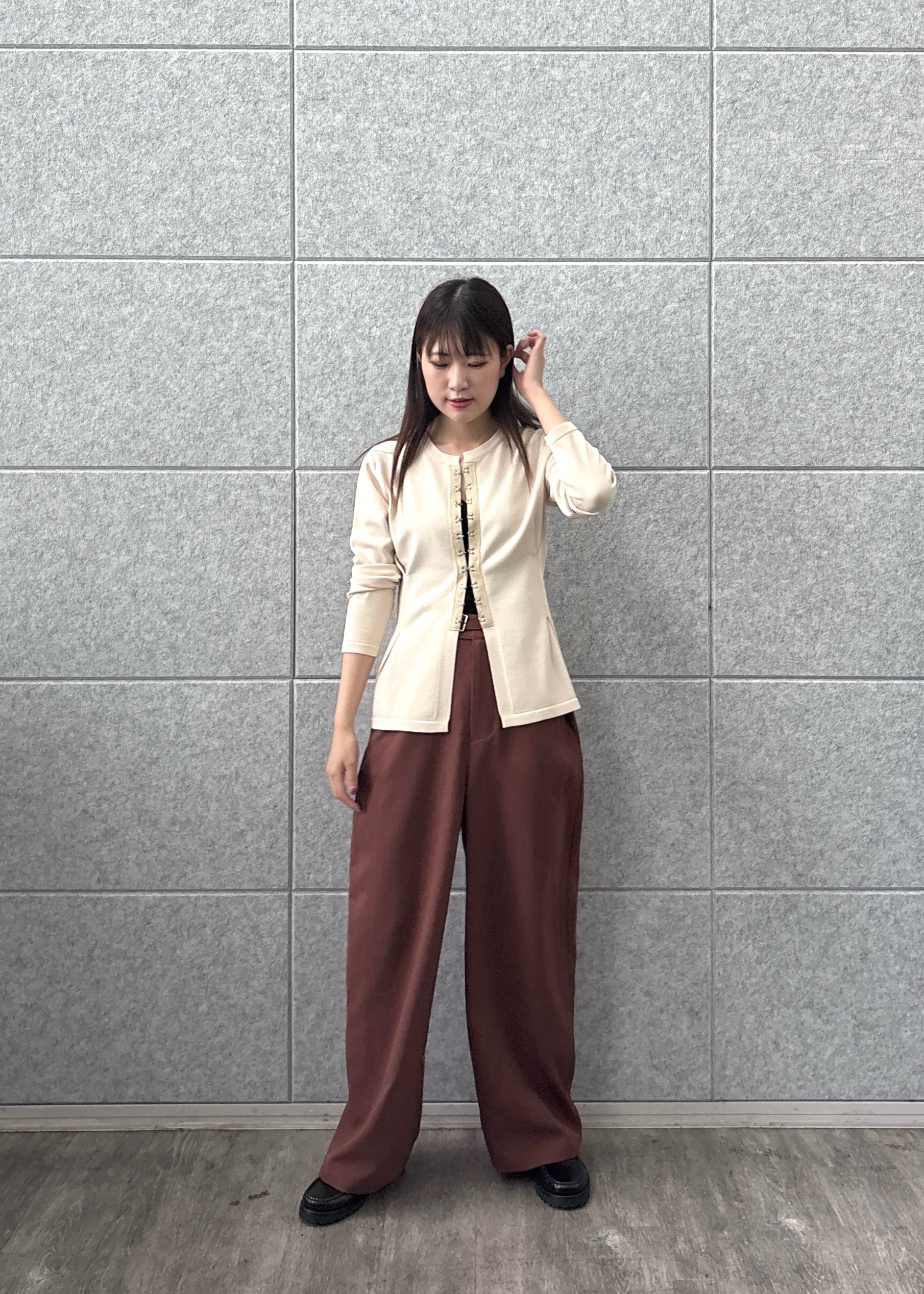 Renoさんの「INDIVI｜フロントホックコンパクトニットカーディガン」を使ったコーディネート