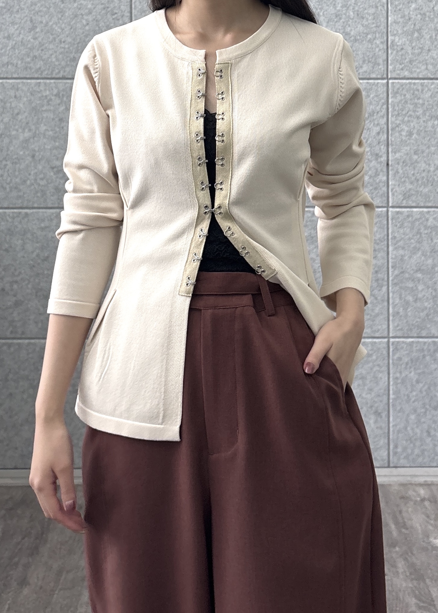 Renoさんの「INDIVI｜フロントホックコンパクトニットカーディガン」を使ったコーディネート