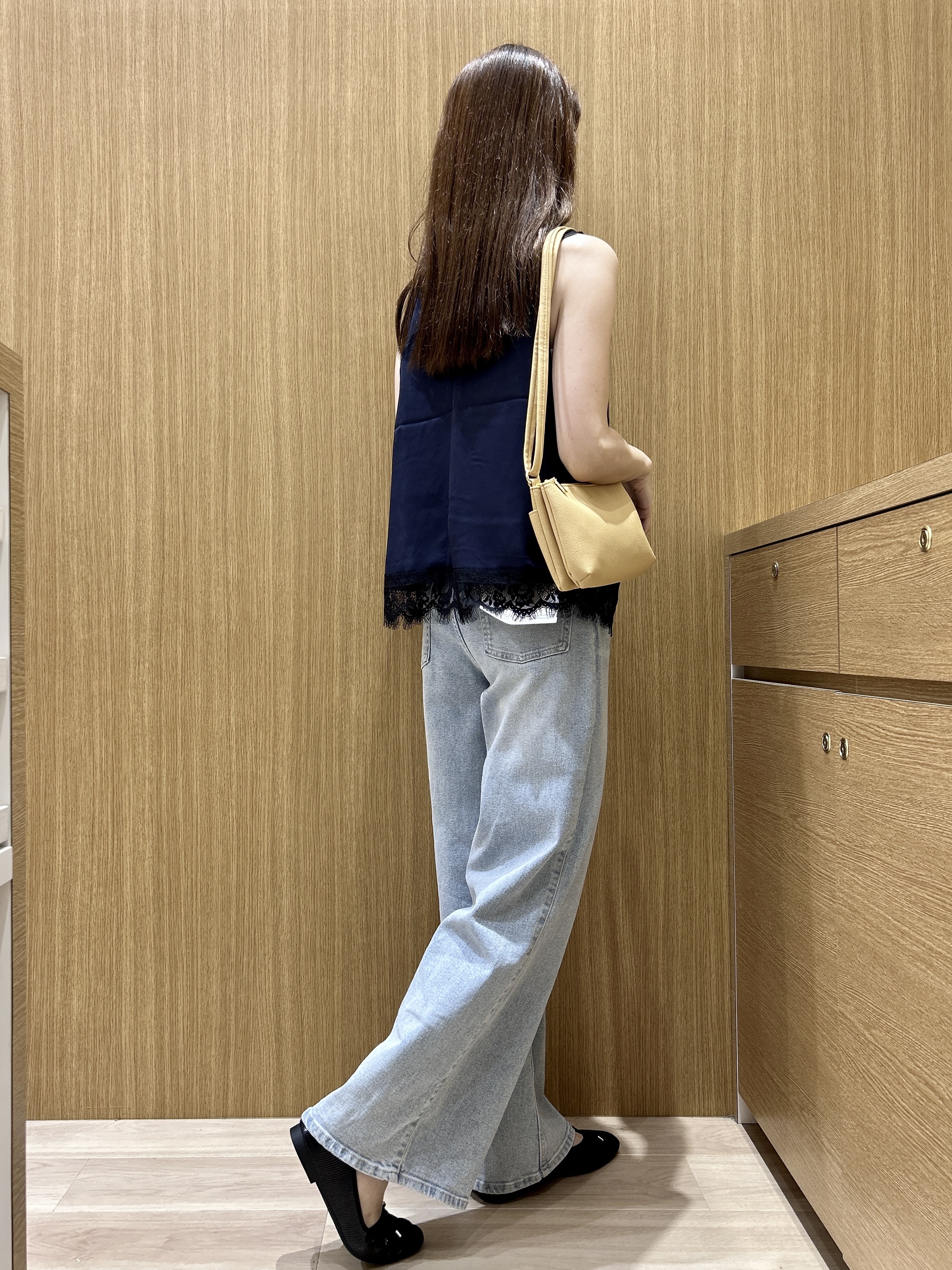 maiさんの「OPAQUE.CLIP｜サテンレース ベスト風ブラウス【洗濯機OK】」を使ったコーディネート