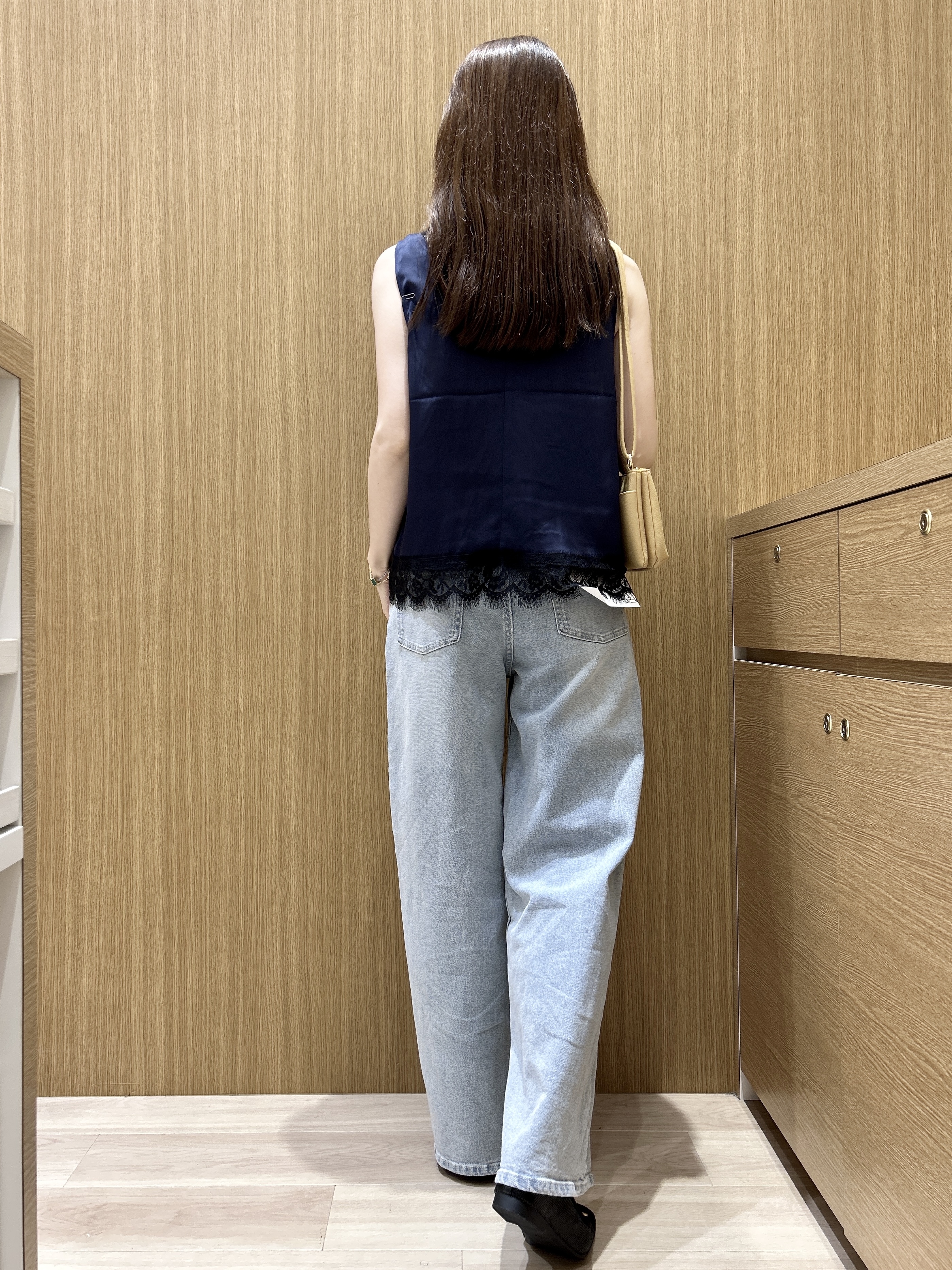 maiさんの「OPAQUE.CLIP｜サテンレース ベスト風ブラウス【洗濯機OK】」を使ったコーディネート