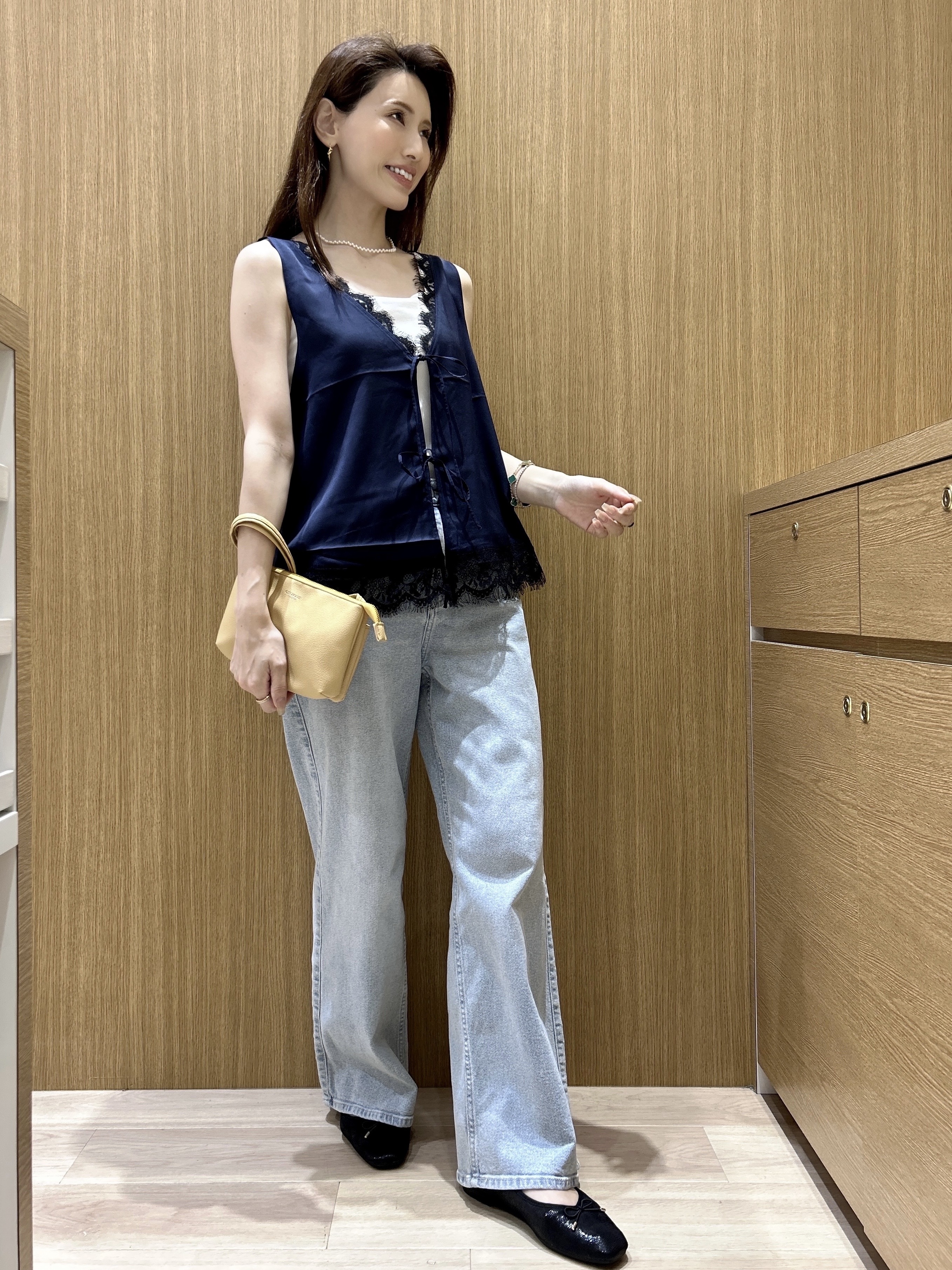 maiさんの「OPAQUE.CLIP｜サテンレース ベスト風ブラウス【洗濯機OK】」を使ったコーディネート