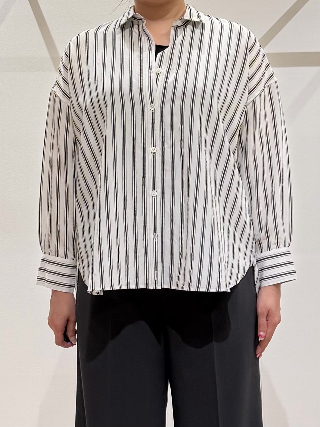 TOMOMIさんの「UNTITLED｜【秋映え/羽織り】ストライプシャツ」を使ったコーディネート