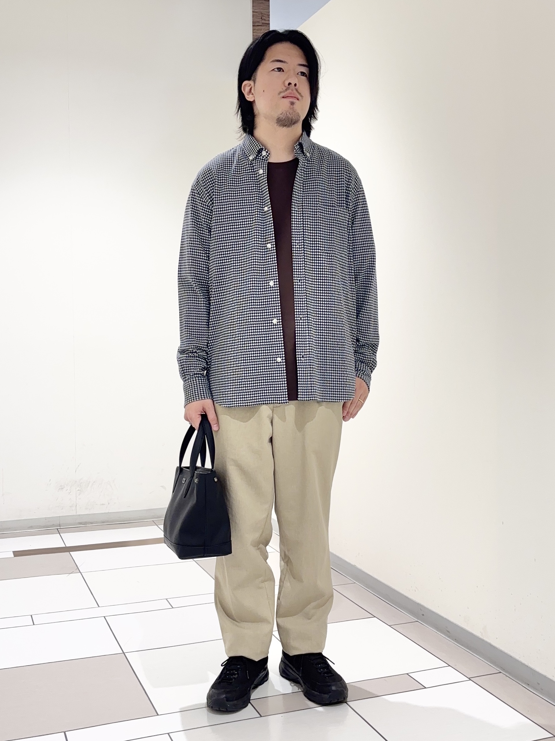 及川さんの「TAKEO KIKUCHI｜【抗菌防臭/シーズンレス】シアサッカーギンガムチェック ストレッチシャツ」を使ったコーディネート
