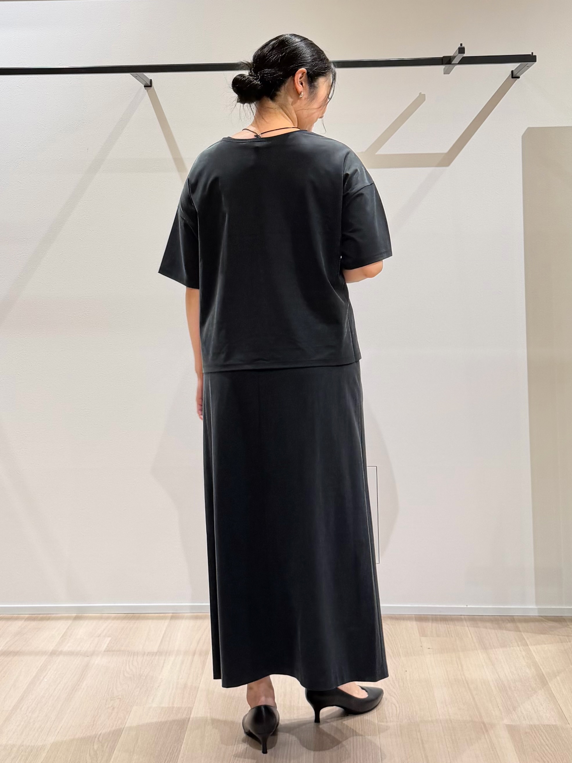 TOMOMIさんの「UNTITLED｜【きれいめTシャツ/セットアップ可】ヴィンテージライクプルオーバー」を使ったコーディネート