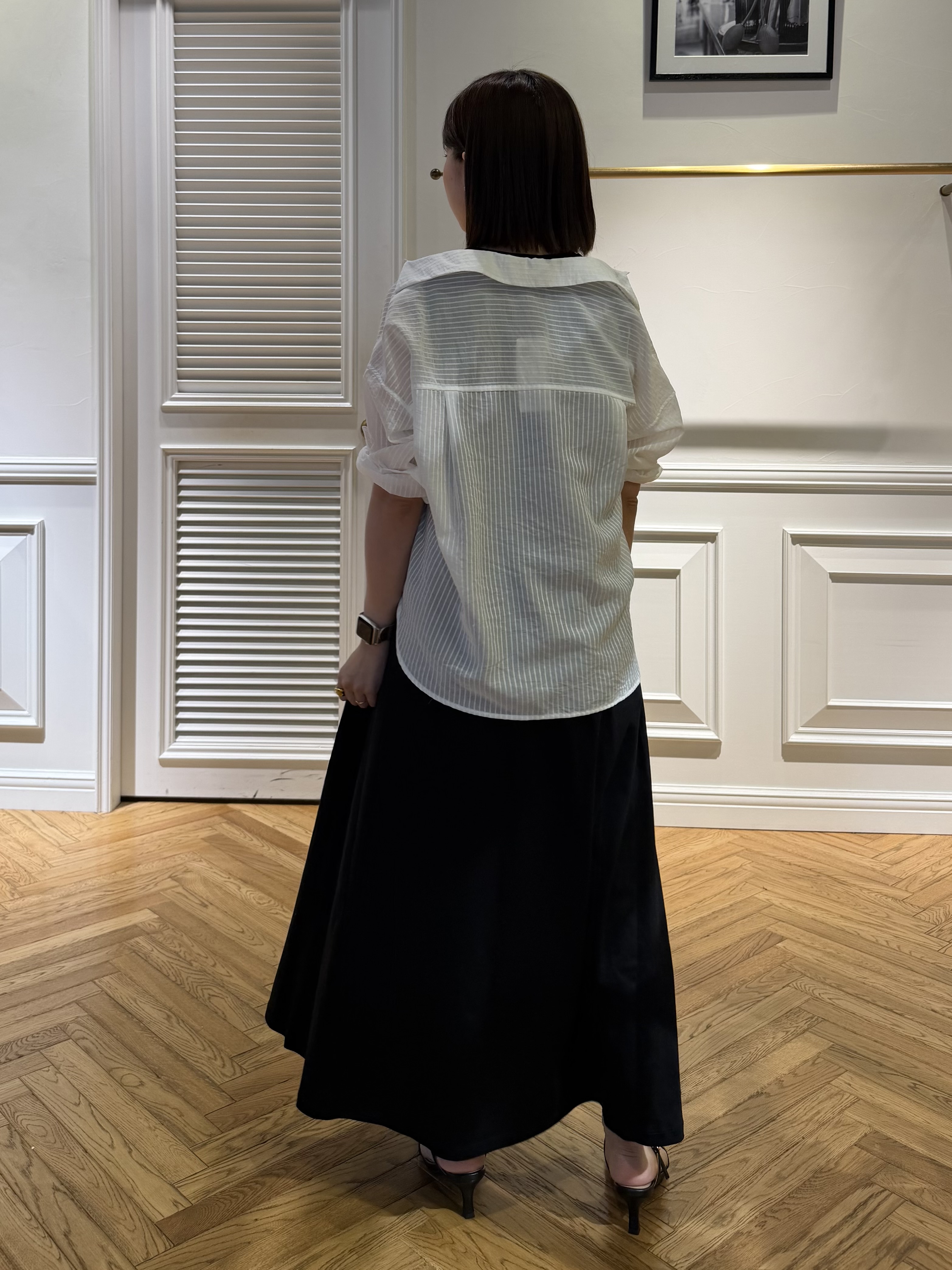 つじ まこさんの「DRESSTERIOR｜◆シアーストライプクロップドシャツ」を使ったコーディネート