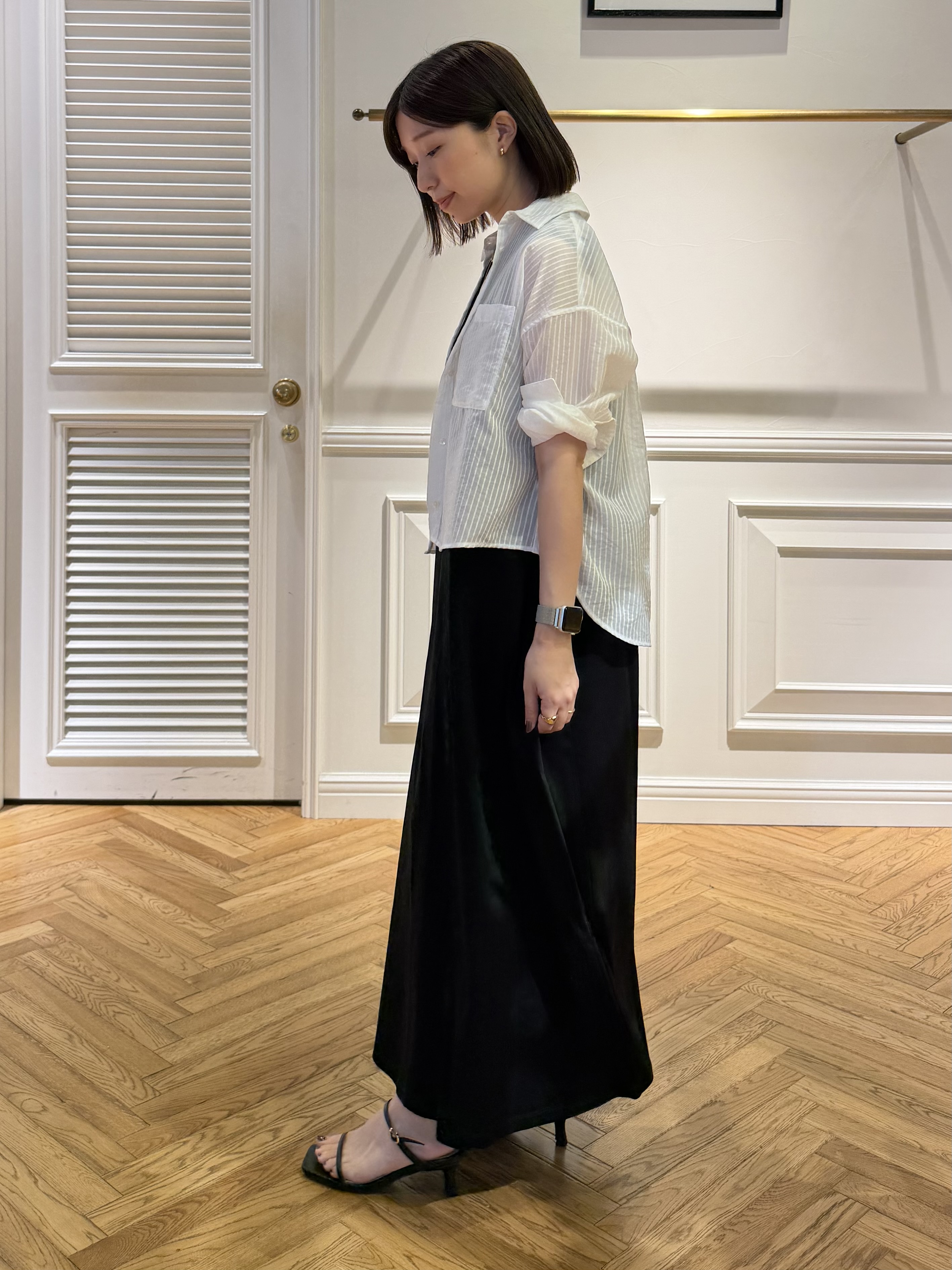 つじ まこさんの「DRESSTERIOR｜◆シアーストライプクロップドシャツ」を使ったコーディネート
