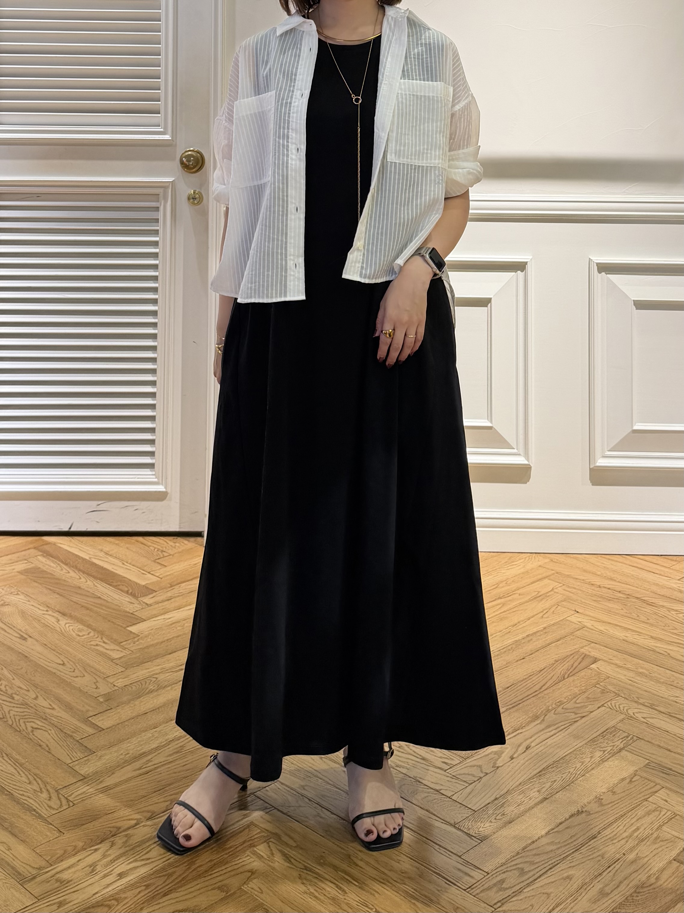 つじ まこさんの「DRESSTERIOR｜◆シアーストライプクロップドシャツ」を使ったコーディネート