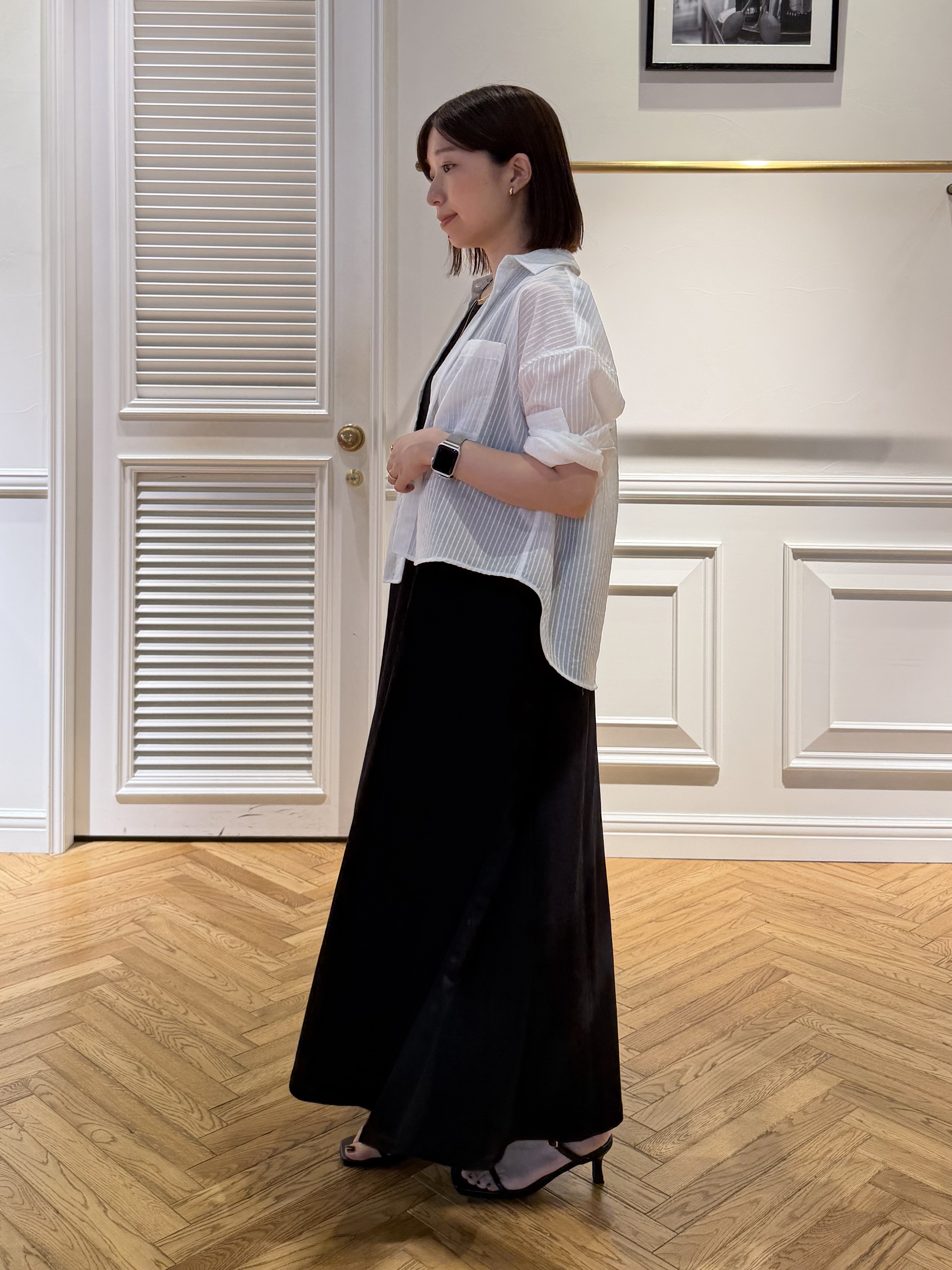 つじ まこさんの「DRESSTERIOR｜◆シアーストライプクロップドシャツ」を使ったコーディネート